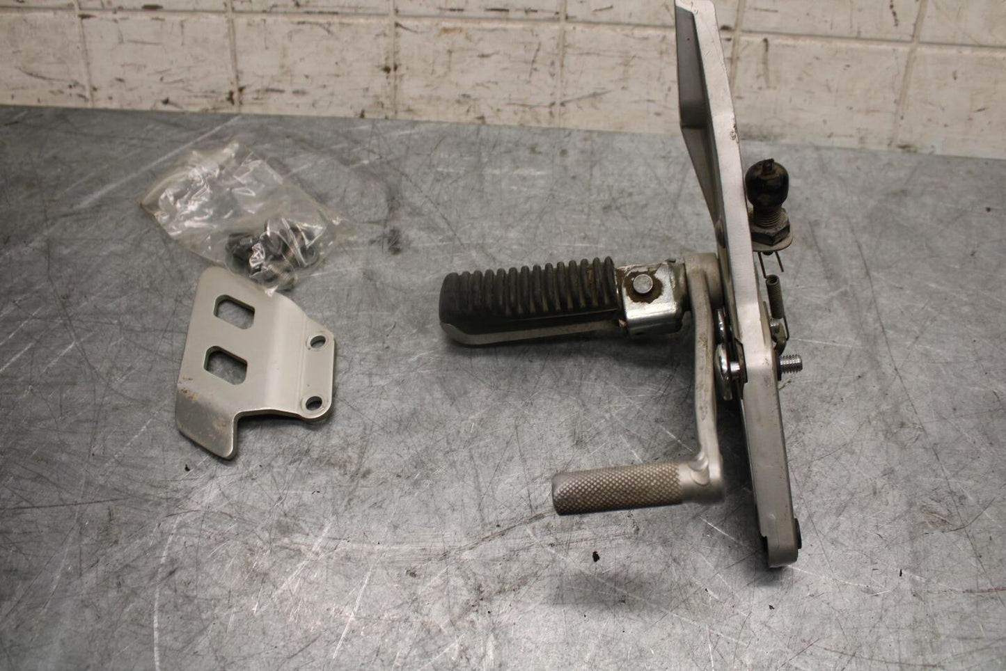 1993 Suzuki GSXR1100W RIGHT REARSET REAR SET DRIVER FOOT PEG BRACKET MOUNT BB46