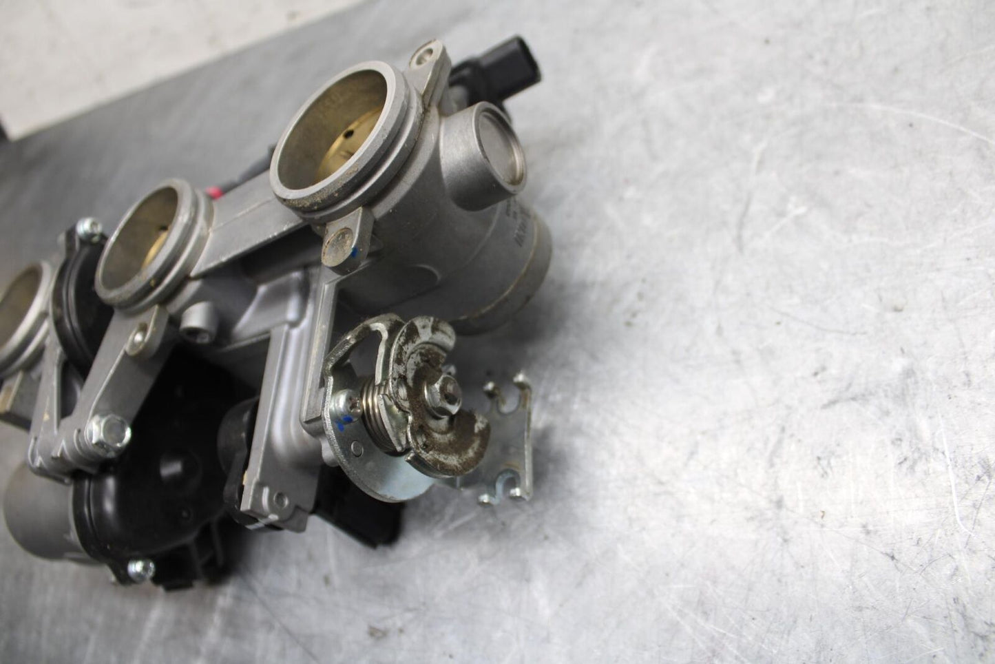 2015 Yamaha FJ09 MAIN FUEL INJECTORS / THROTTLE BODIES BB41