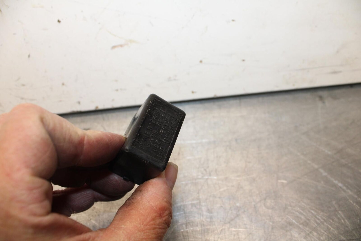 01 SUZUKI GSXR1000 TURN SIGNAL BLINKER RELAY FLASHER SWITCH 38610-03F00 BB100