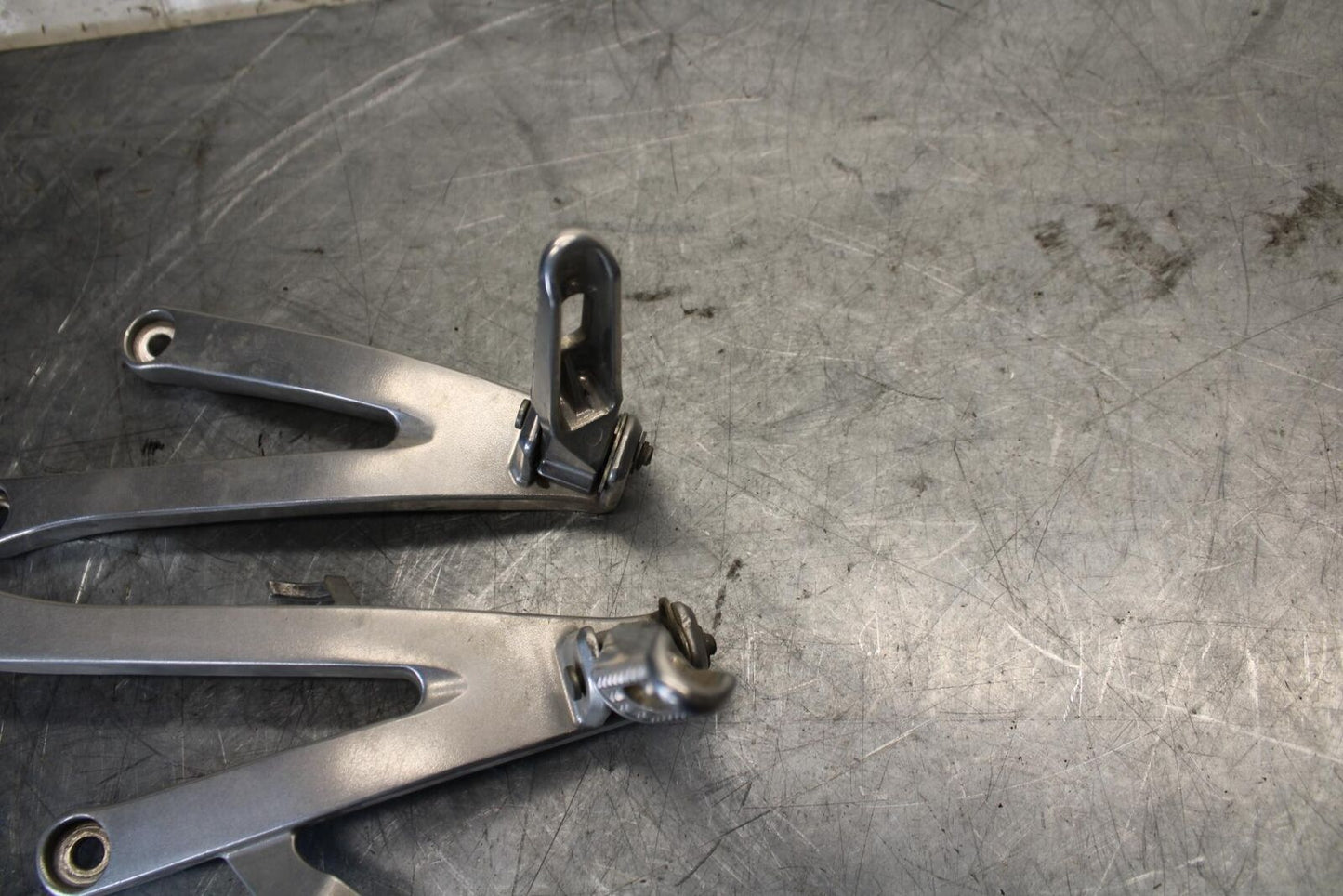 2011 Honda CBR600RR REAR BACK PASSENGER PEG SET PAIR 50720-MEL-305 BB520