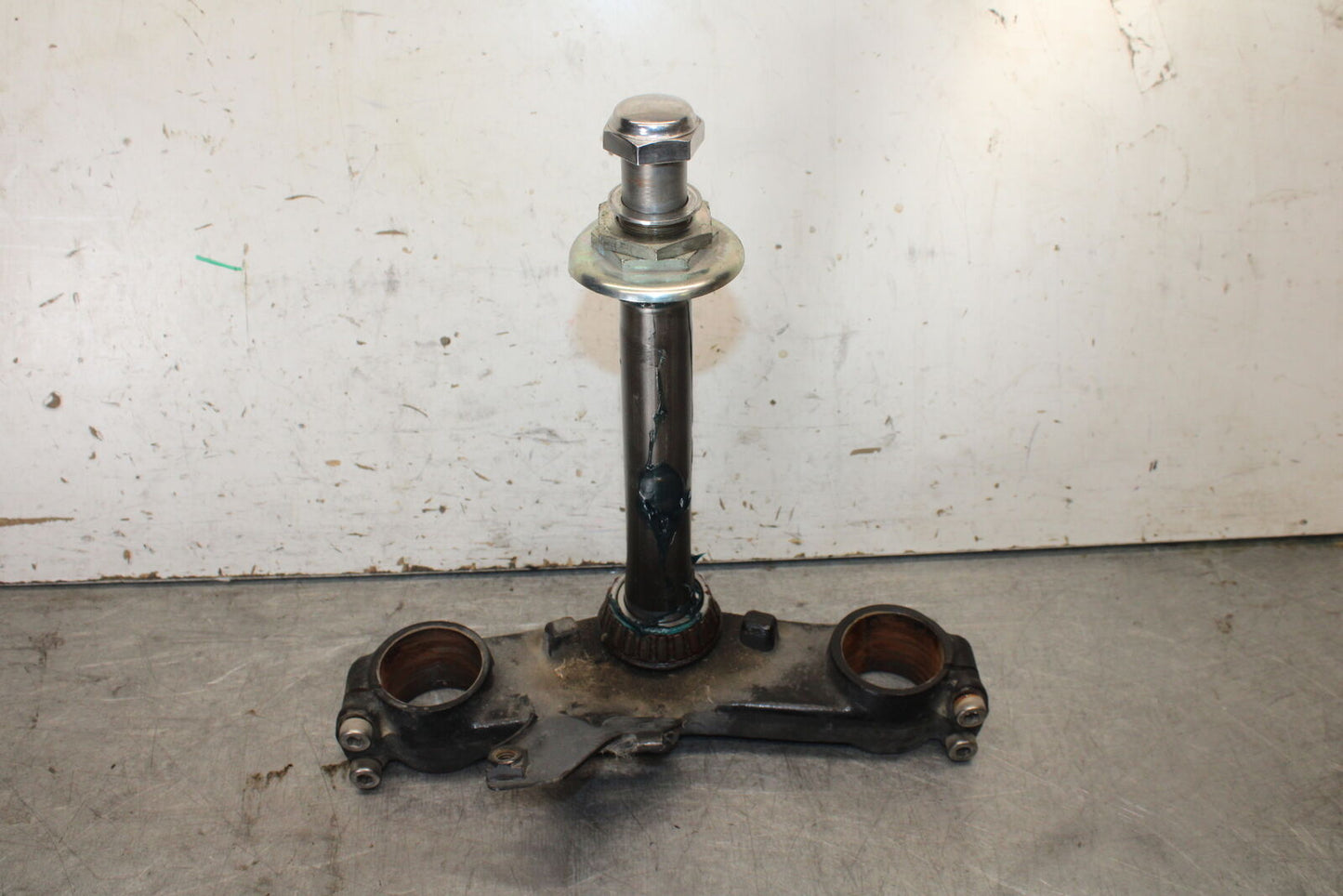 01-06 TRIUMPH TIGER 955I FRONT FORKS CLAMP LOWER TRIPLE TREE STEM BB693