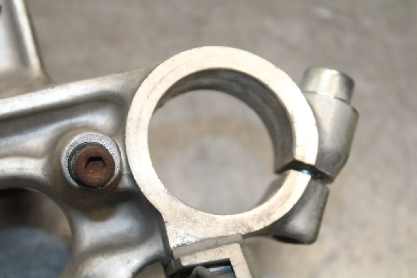 85-86 SUZUKI MADURA 1200 FORKS UPPER TRIPLE TREE CLAMP BB691