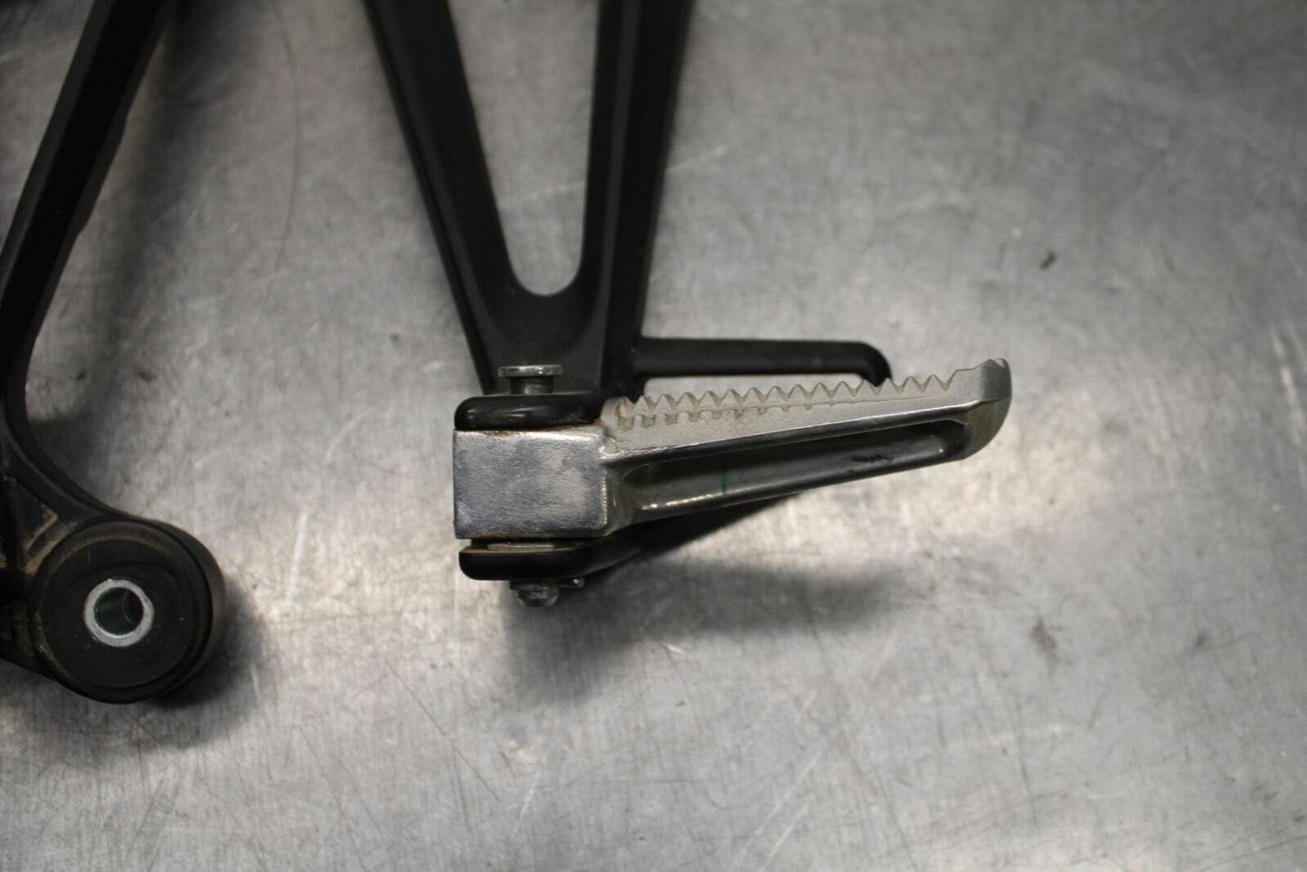 19-24 YAMAHA R3 REAR BACK PASSENGER PEG SET PAIR BB736