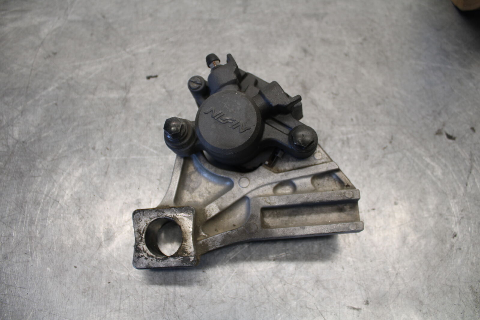 03-07 SUZUKI SV1000S REAR BACK BRAKE CALIPER W MOUNT BRACKET BB657