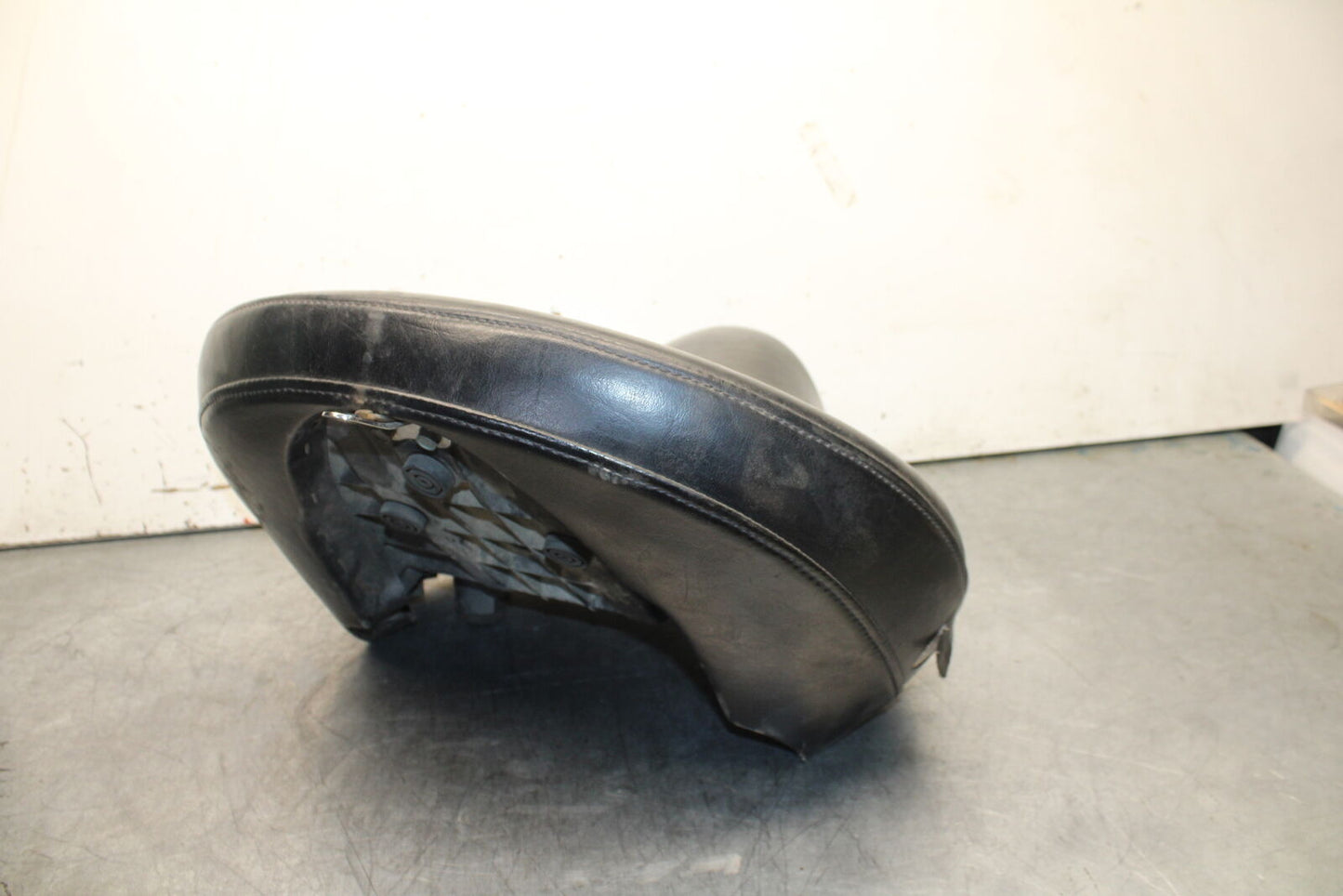 99-00 YAMAHA V STAR 1100 FRONT DRIVERS SEAT BB711