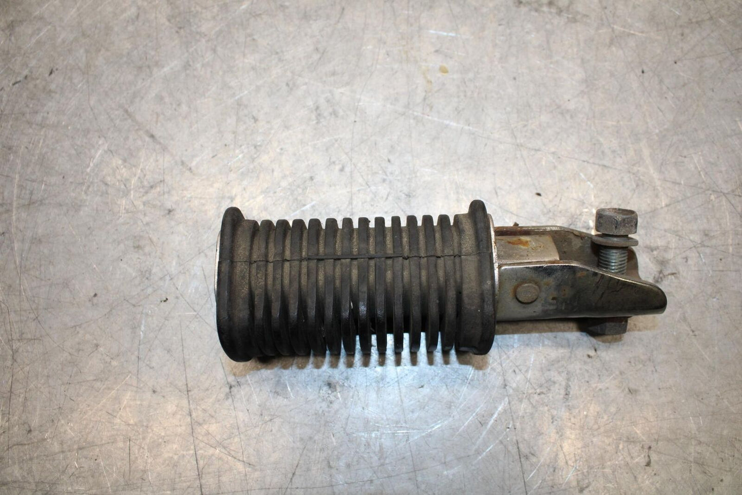 1982 Suzuki GS1100ES REAR BACK PASSENGER PEG SET PAIR BB55