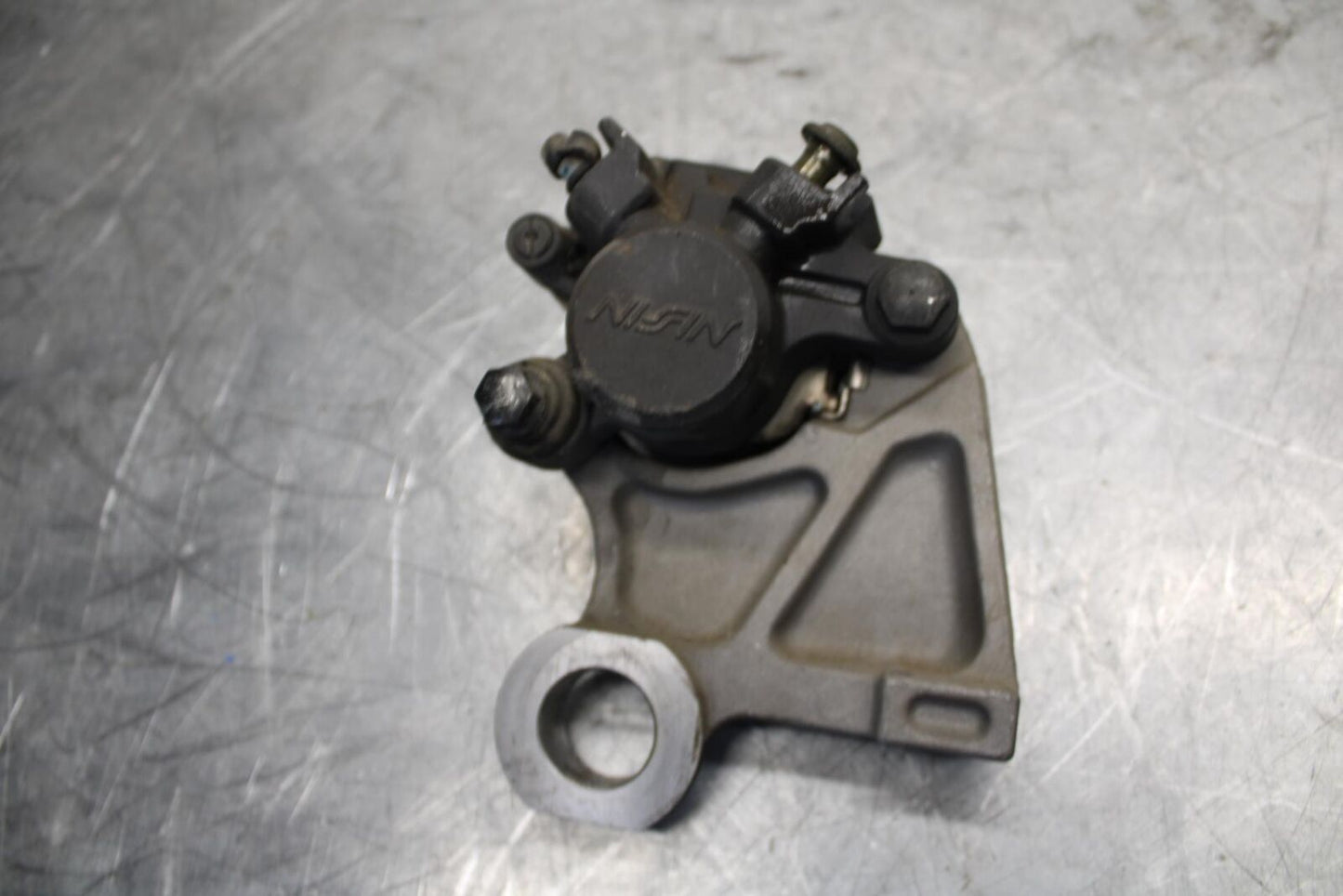 2008 Yamaha YZF R6 REAR BRAKE CALIPER W MOUNT BRACKET 2C0-2580W-00-00 BB521