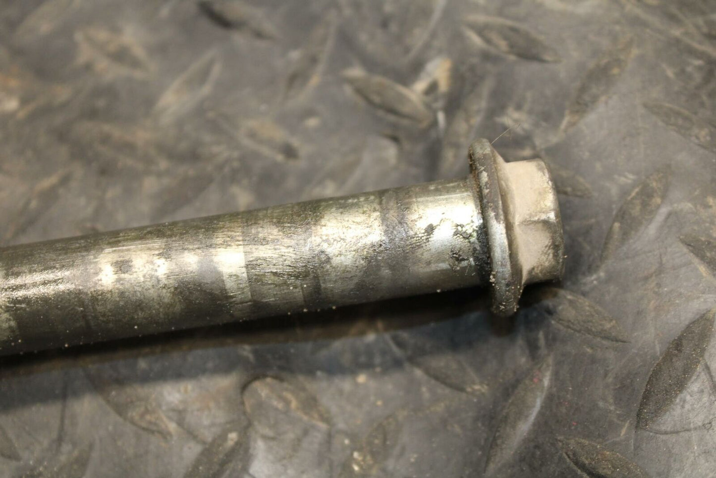 98 HONDA CBR600F3 REAR AXLE BACK WHEEL RIM PIVOT BOLT AXEL 42301-MV9-000 BB201