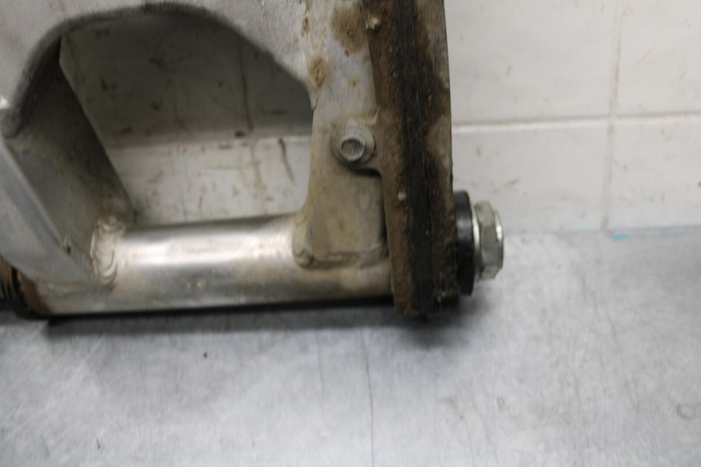 2001 Suzuki GSXR600 REAR SWINGARM BACK SUSPENSION SWING ARM 61000-39F00 BB59