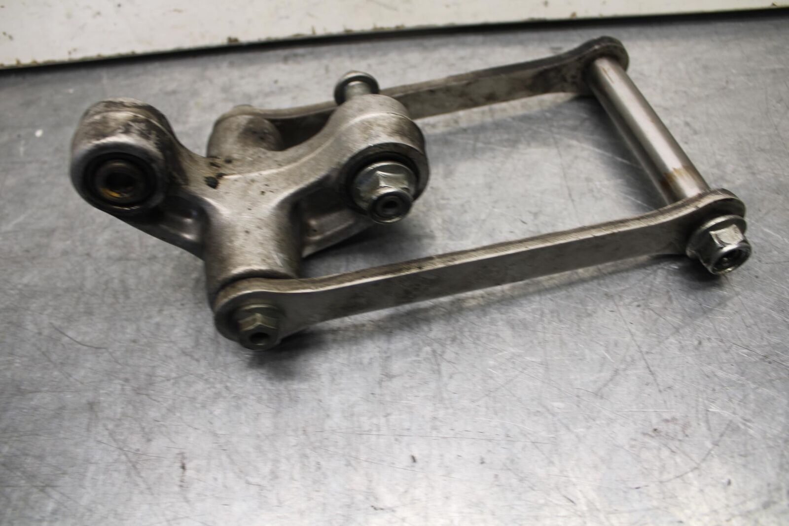 01 SUZUKI GSXR1000 REAR DOGBONE SHOCK LINKAGE LINK 62600-35870 BB100