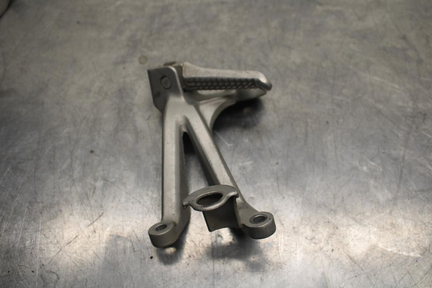 1999 Suzuki GSXR600 REAR BACK PASSENGER PEG SET PAIR BB608