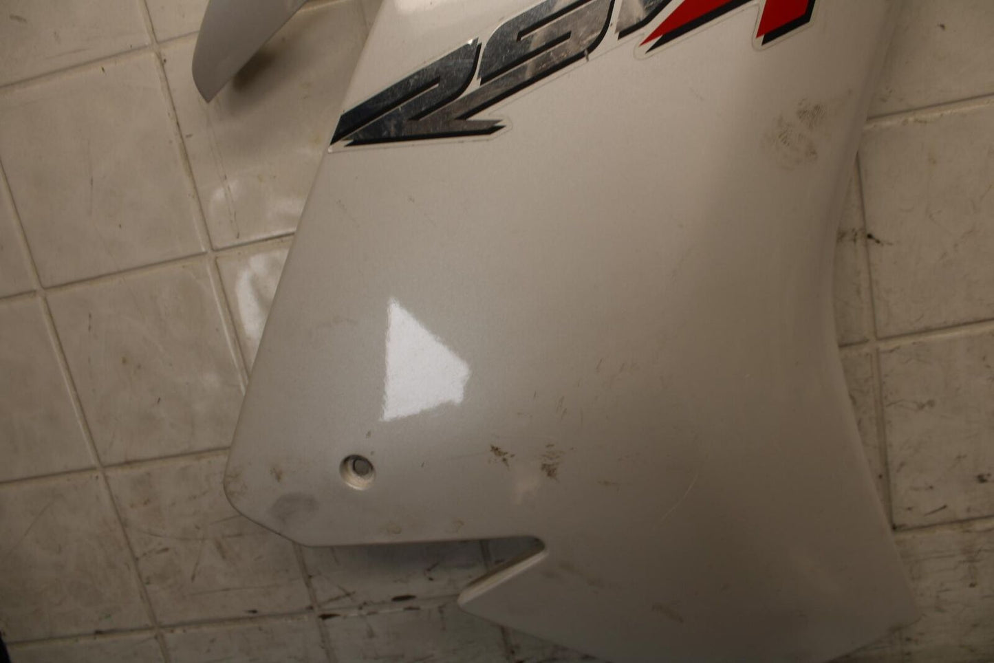 2010 Aprilia RSV1000R RIGHT MID UPPER SIDE FAIRING COWL PLASTIC BB513
