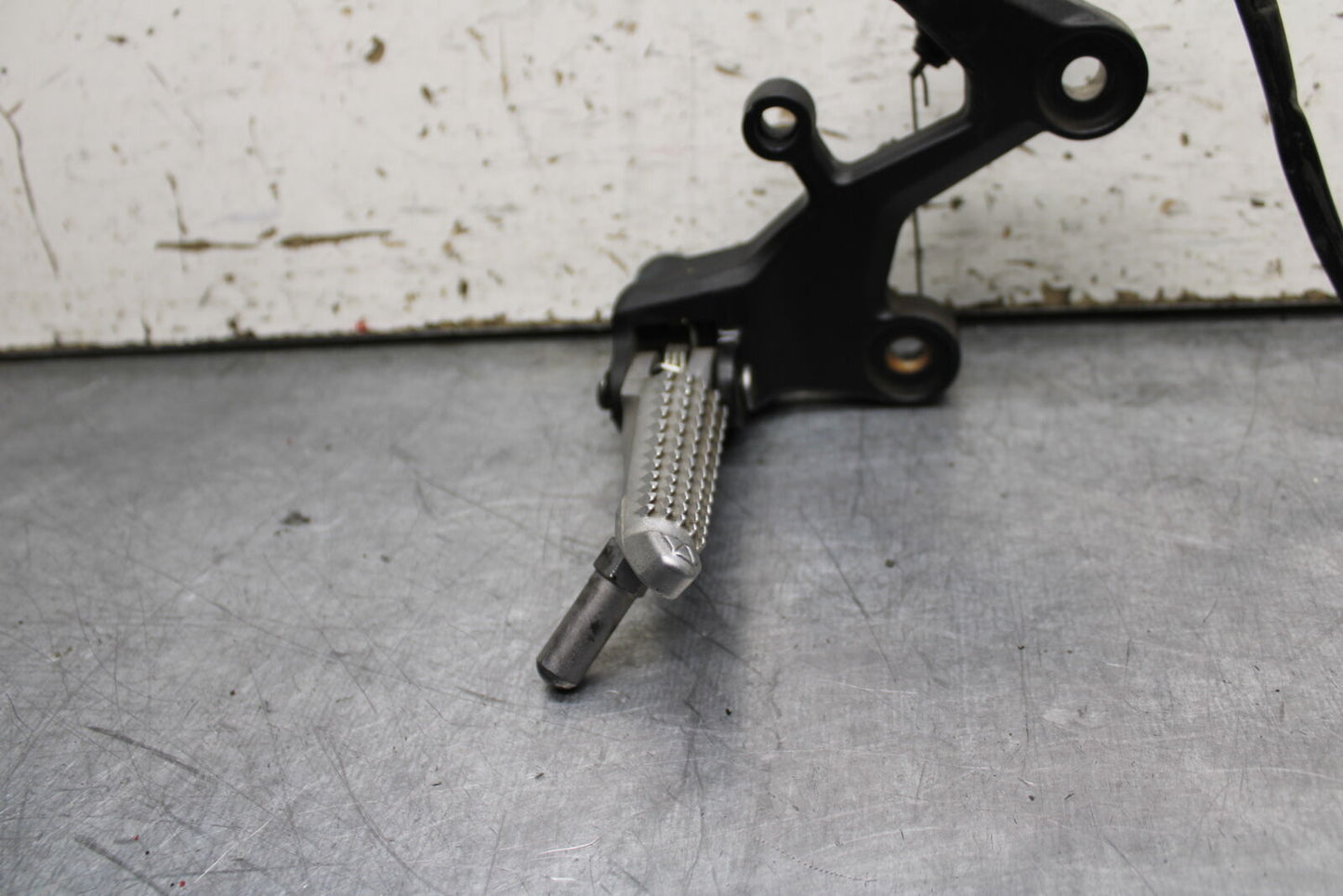 19-22 KAWASAKI Z400 RIGHT REARSET REAR SET DRIVER FOOT PEG REST STOP BB738