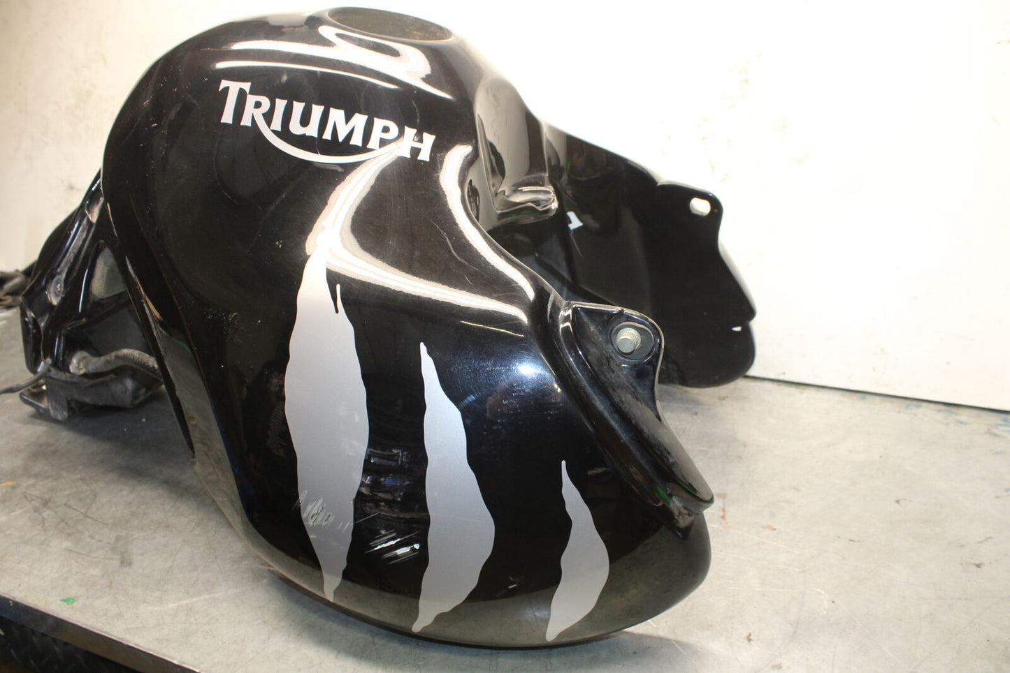 01-06 TRIUMPH TIGER 955I GAS TANK FUEL CELL PETROL RESERVOIR BB693