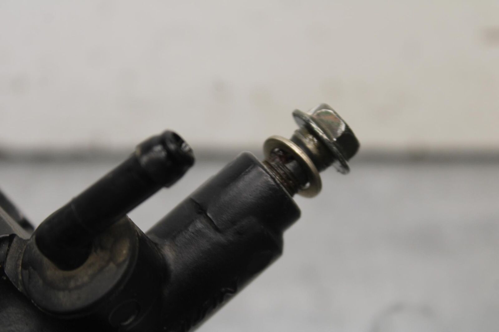 01-03 SUZUKI GSXR600 FRONT BRAKE MASTER CYLINDER w/ LEVER 57300-33E01 BB633