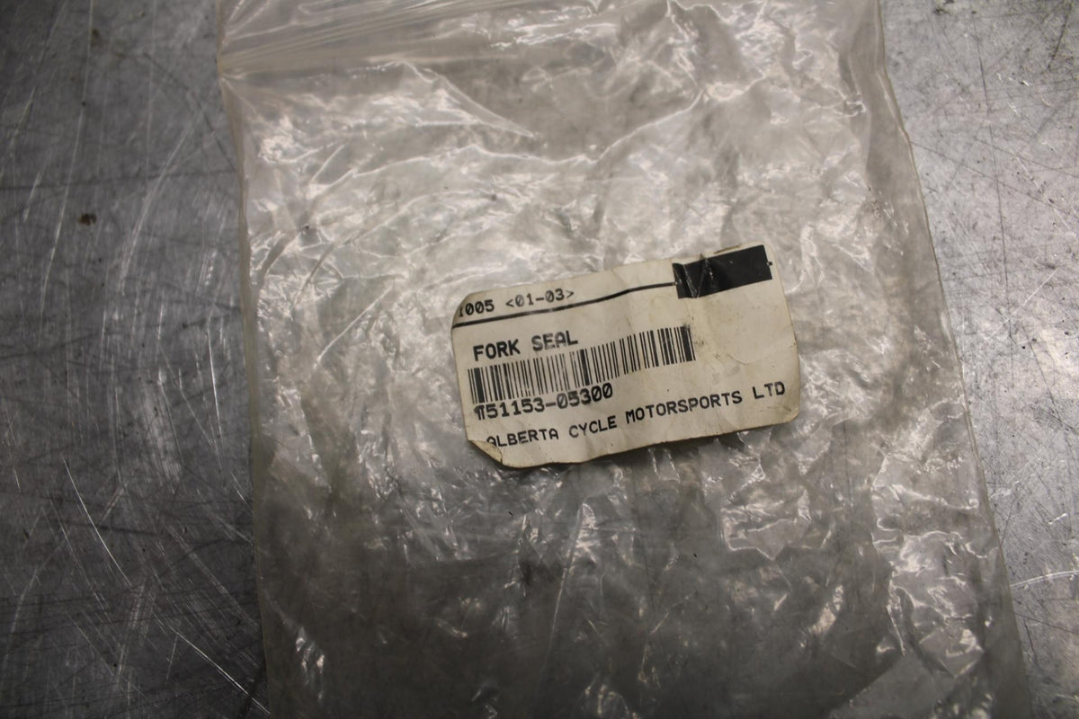1983 Suzuki GN125FRONT FORK OIL SEAL PAIR 51153-05300 BB42