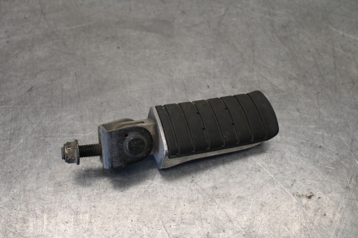 01-06 TRIUMPH TIGER 955I RIGHT REAR BACK PASSENGER PEG BB693