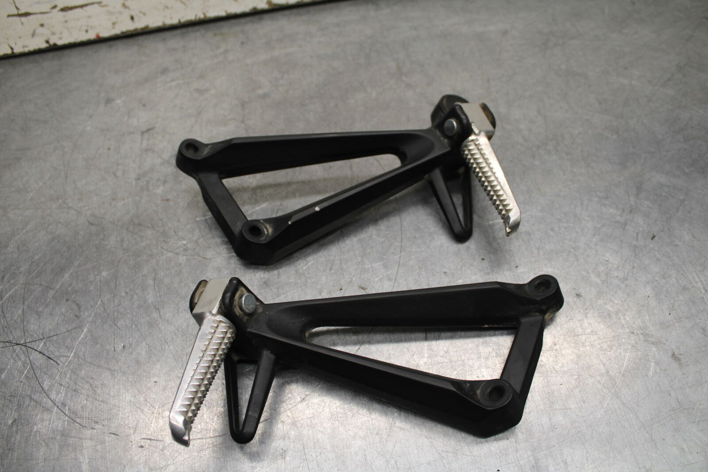 19-24 YAMAHA R3 REAR BACK PASSENGER PEG SET PAIR BB736