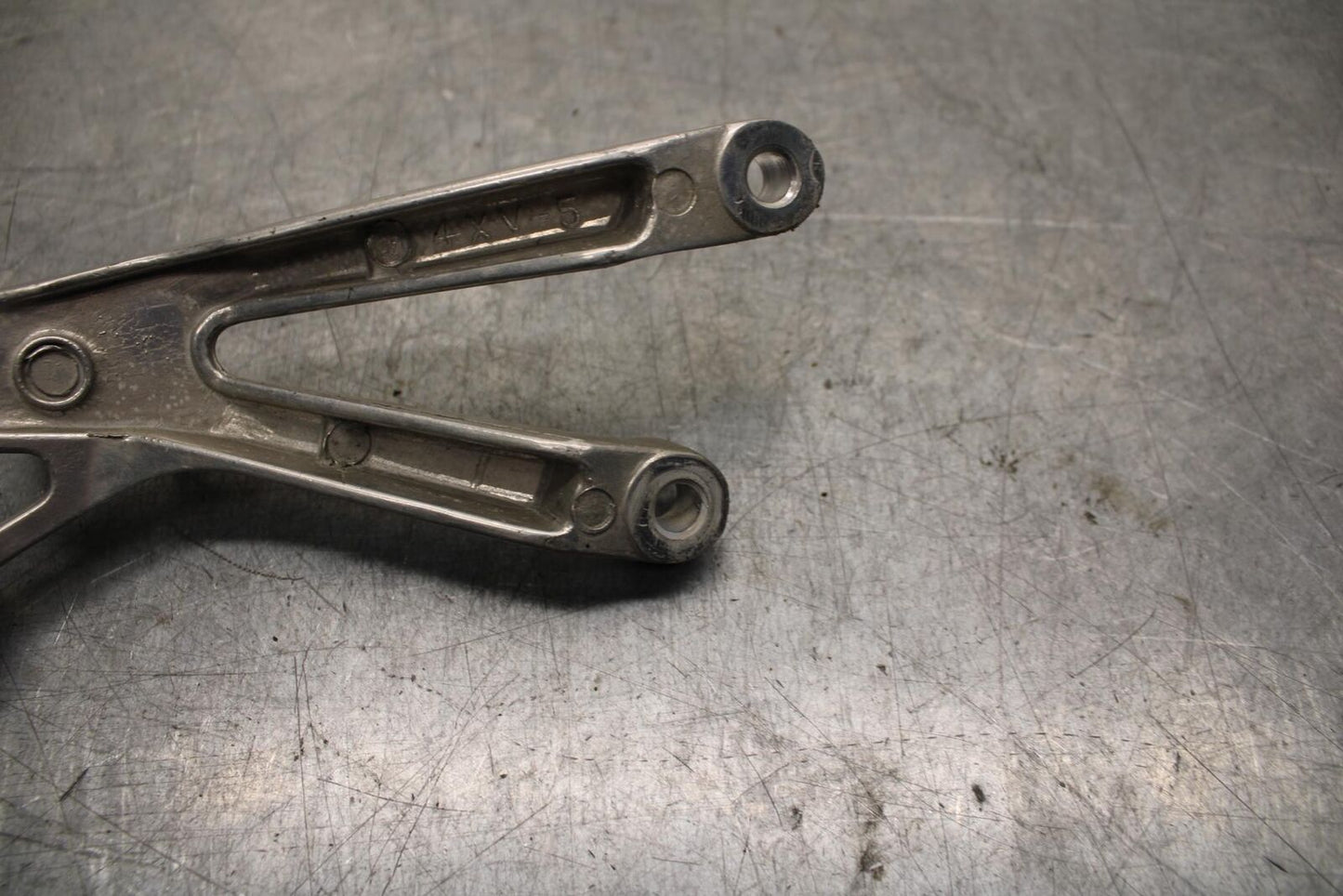 98-99 YAMAHA YZF R1 RIGHT REAR FOOT PEG BRACKET EXHAUST BB74