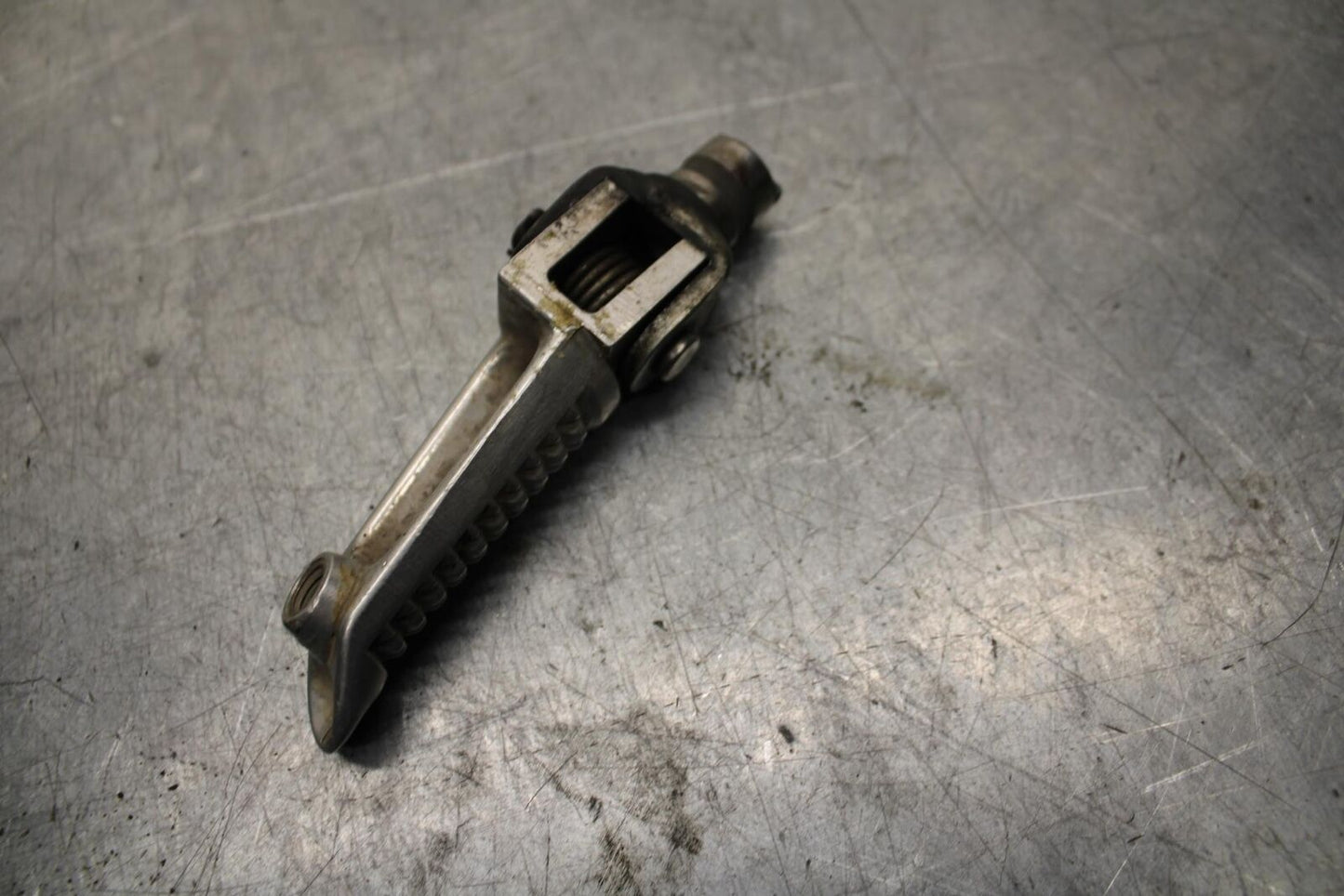 2002 Suzuki GSXR1000 LEFT FRONT FOOT REST PEG STEP 43526-35F00 BB73