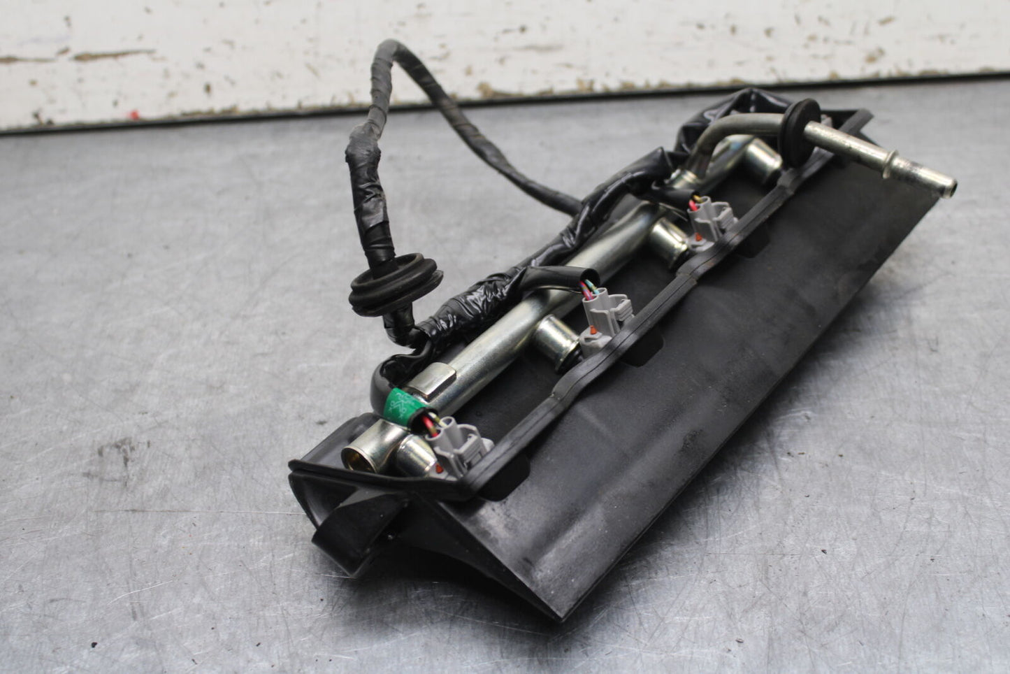 06 YAMAHA YZF R6 SECONDARY FUEL INJECTORS TOP AIRBOX GAS RAIL BB716