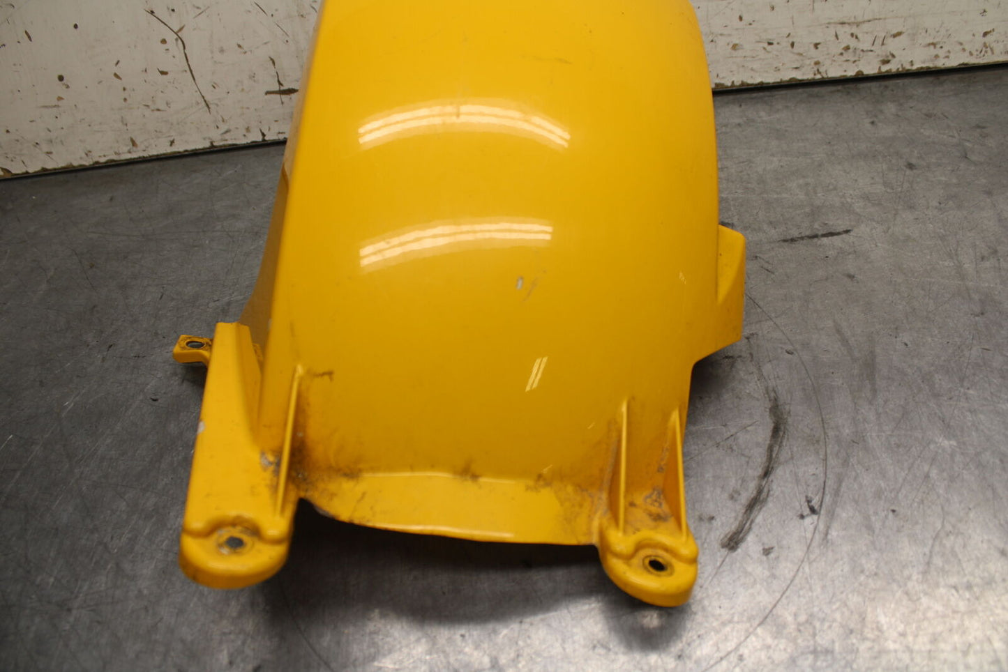 03-04 TRIUMPH DAYTONA 600 REAR BACK WHEEL TIRE HUGGER FENDER BB745