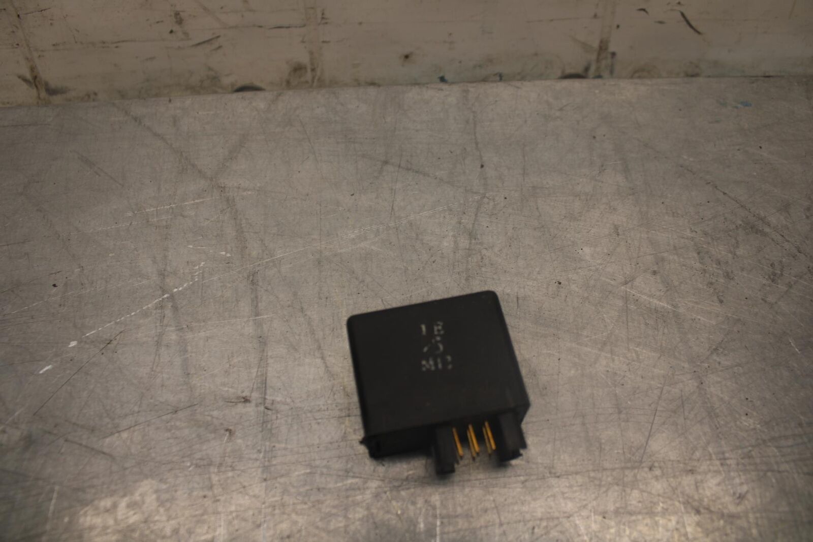 03-04 SUZUKI GSXR1000 TURN SIGNAL BLINKER RELAY FLASHER SWITCH 38610-07F00 BB459