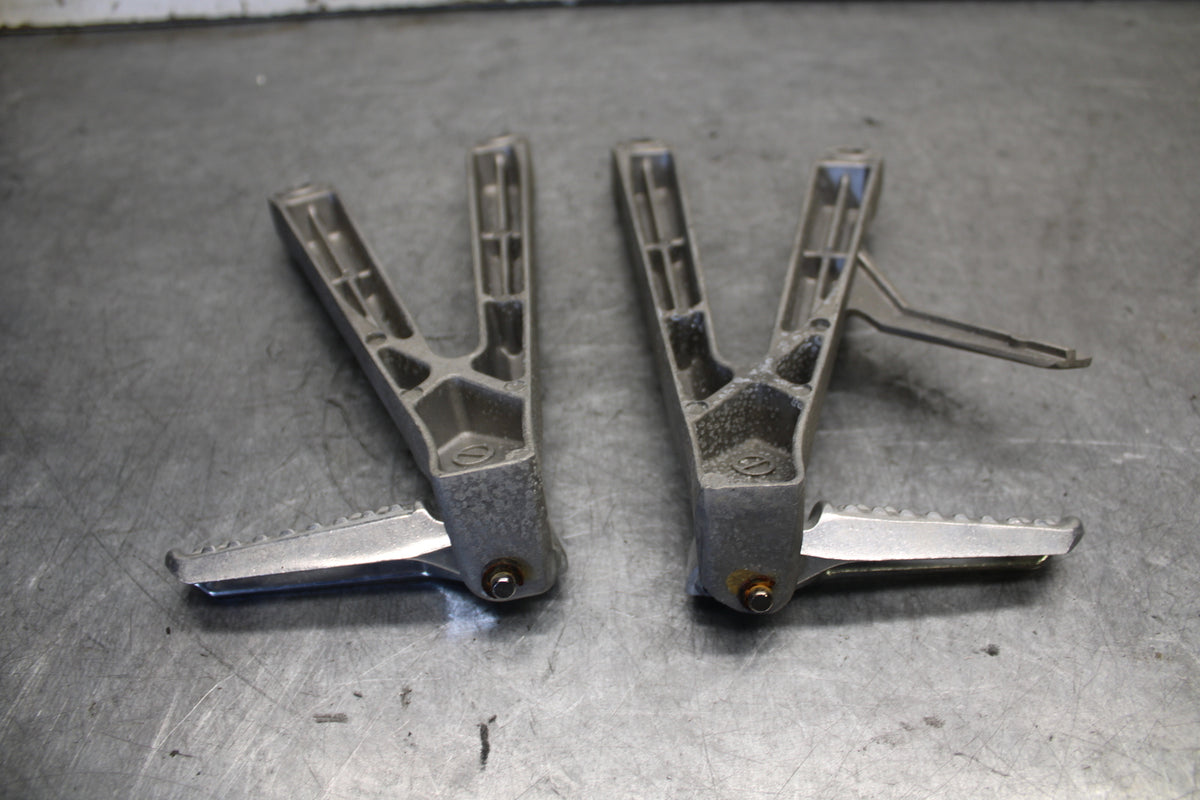 05-06 HONDA CBR600RR REAR BACK PASSENGER PEG SET PAIR BB689