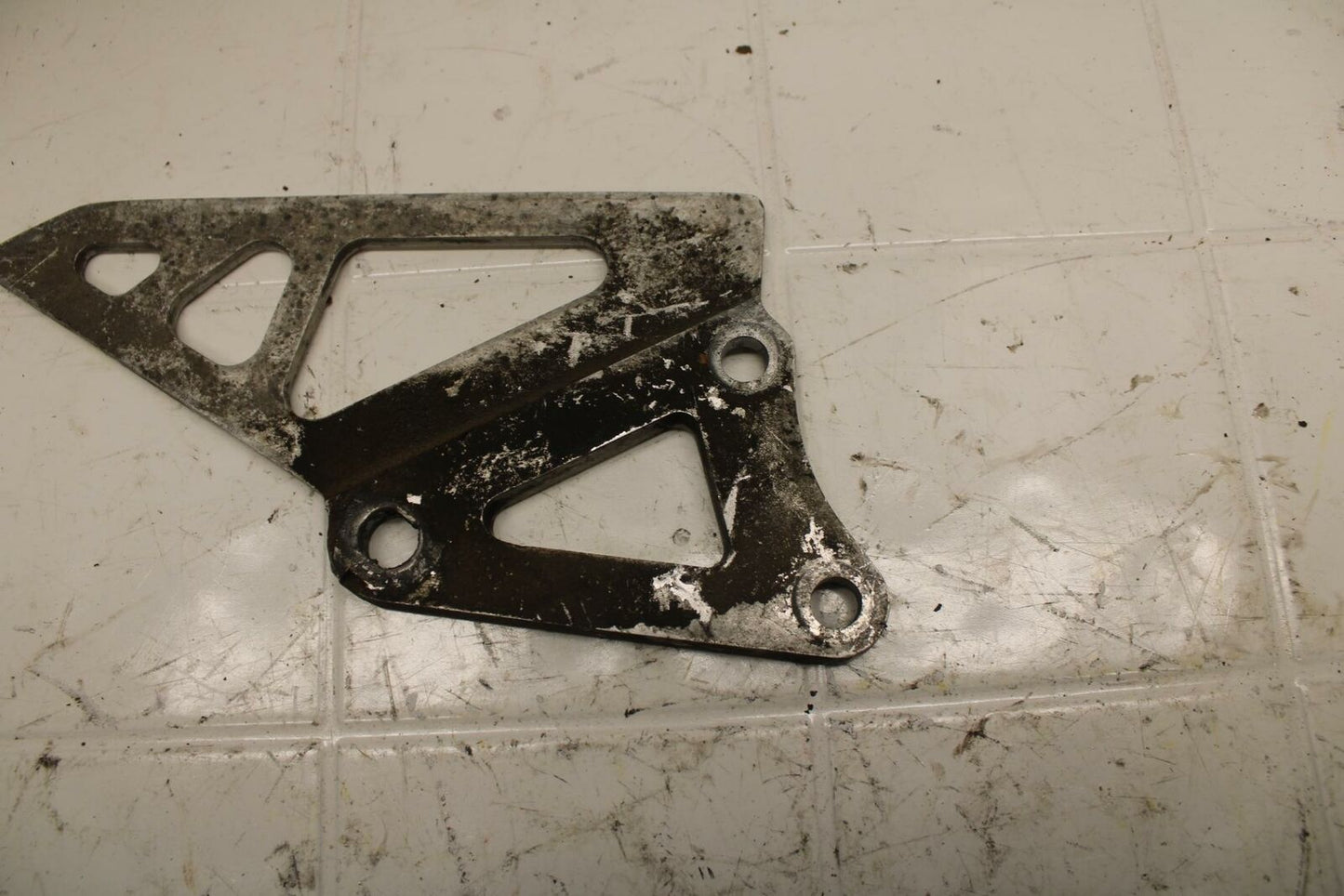 88-89 SUZUKI GSXR750J BB24 LEFT REARSET DRIVER FOOT PEG BRACKET MOUNT BB15