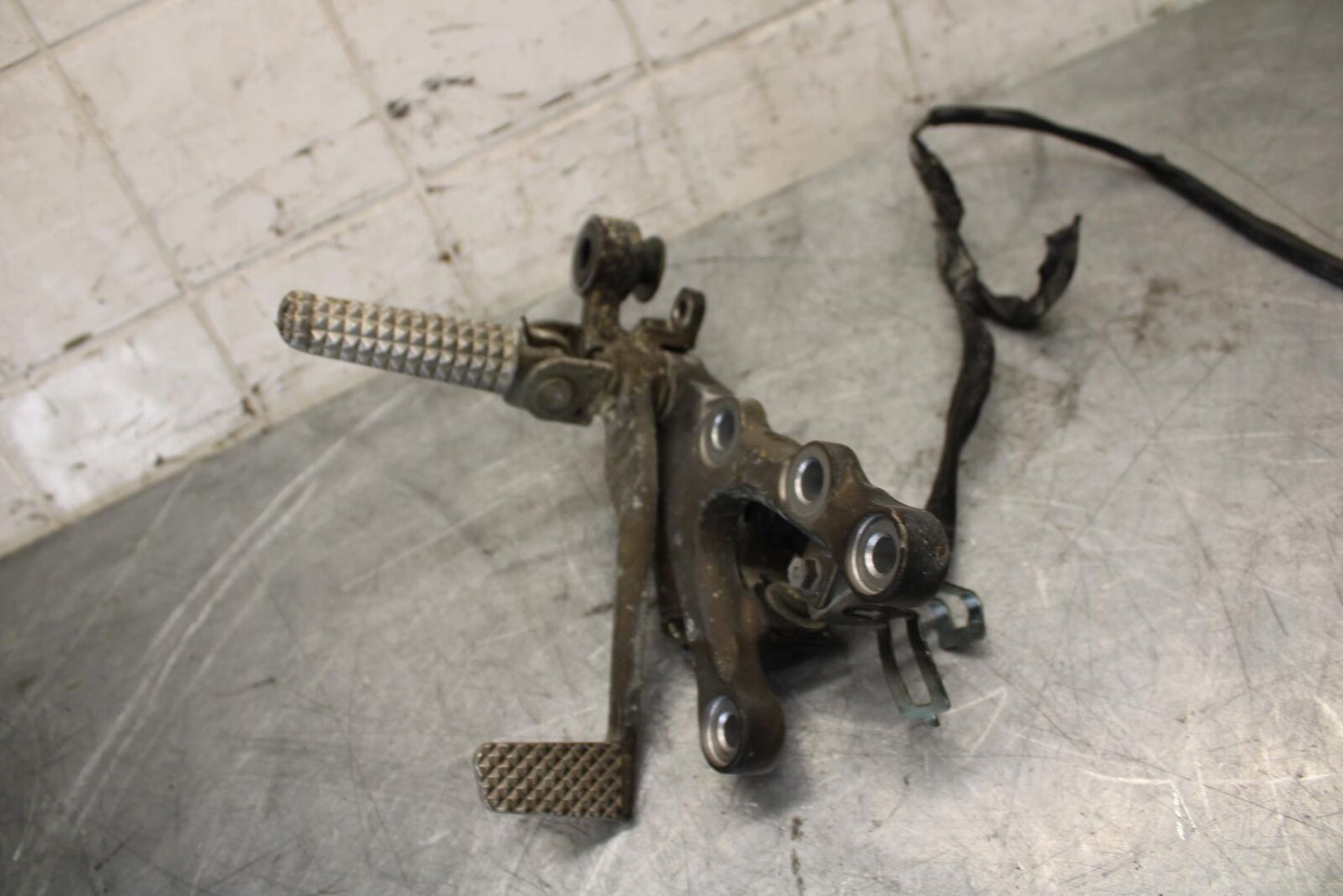 2007 Yamaha YZF R6 RIGHT REARSET REAR SET DRIVER FOOT PEG REST STOP BB522