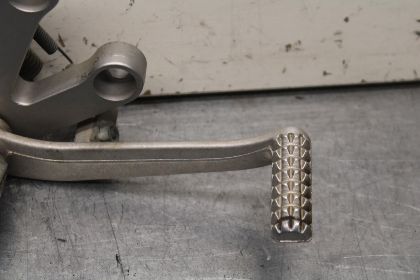 01-03 SUZUKI GSXR600 RIGHT REARSET REAR SET DRIVER FOOT PEG REST STOP BB633