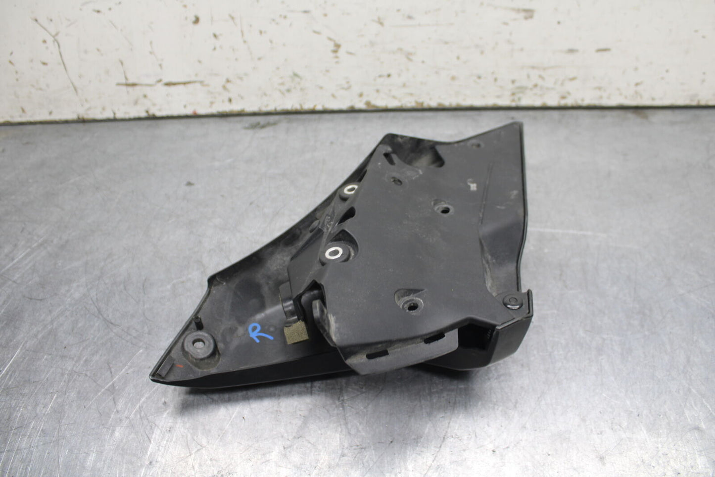 14-17 YAMAHA FZ09 RIGHT FRONT UPPER MID SIDE FAIRING COWL PLASTIC BB111