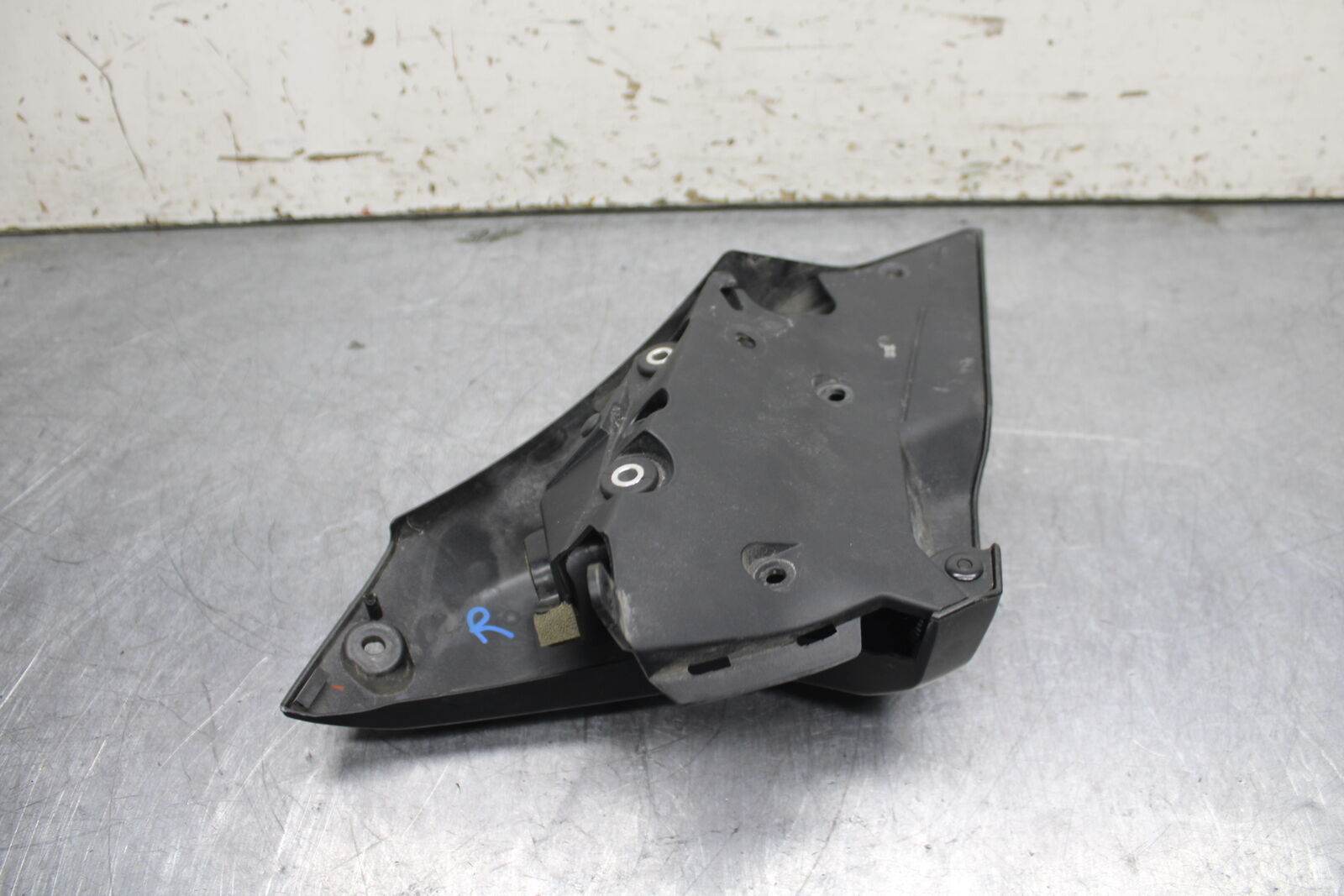 14-17 YAMAHA FZ09 RIGHT FRONT UPPER MID SIDE FAIRING COWL PLASTIC BB111