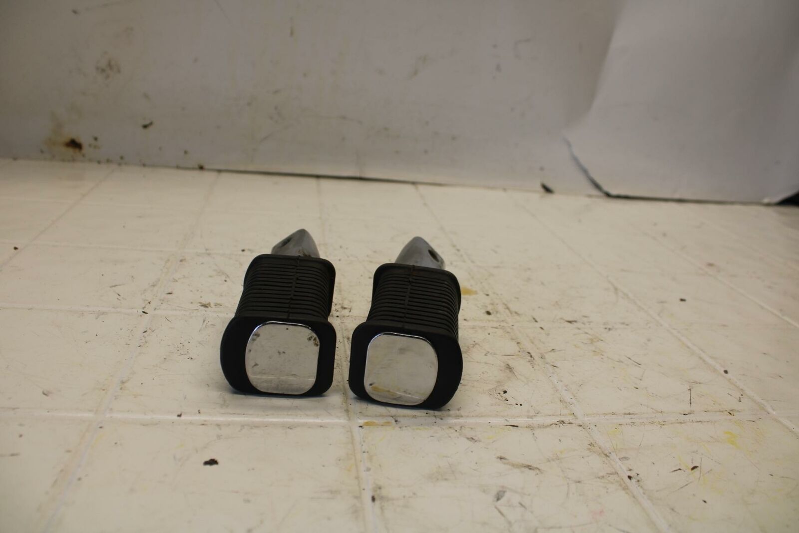 80-83 SUZUKI GS750E REAR BACK PASSENGER PEG SET PAIR BB19