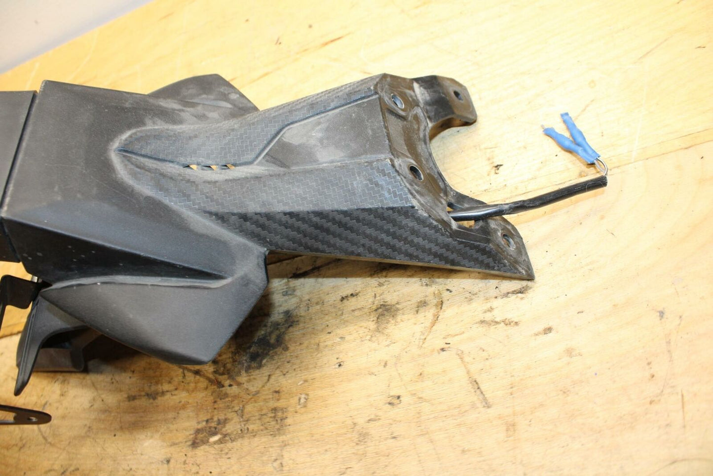 11-21 SUZUKI GSXR750 REAR BACK FENDER MUD GUARD BB320