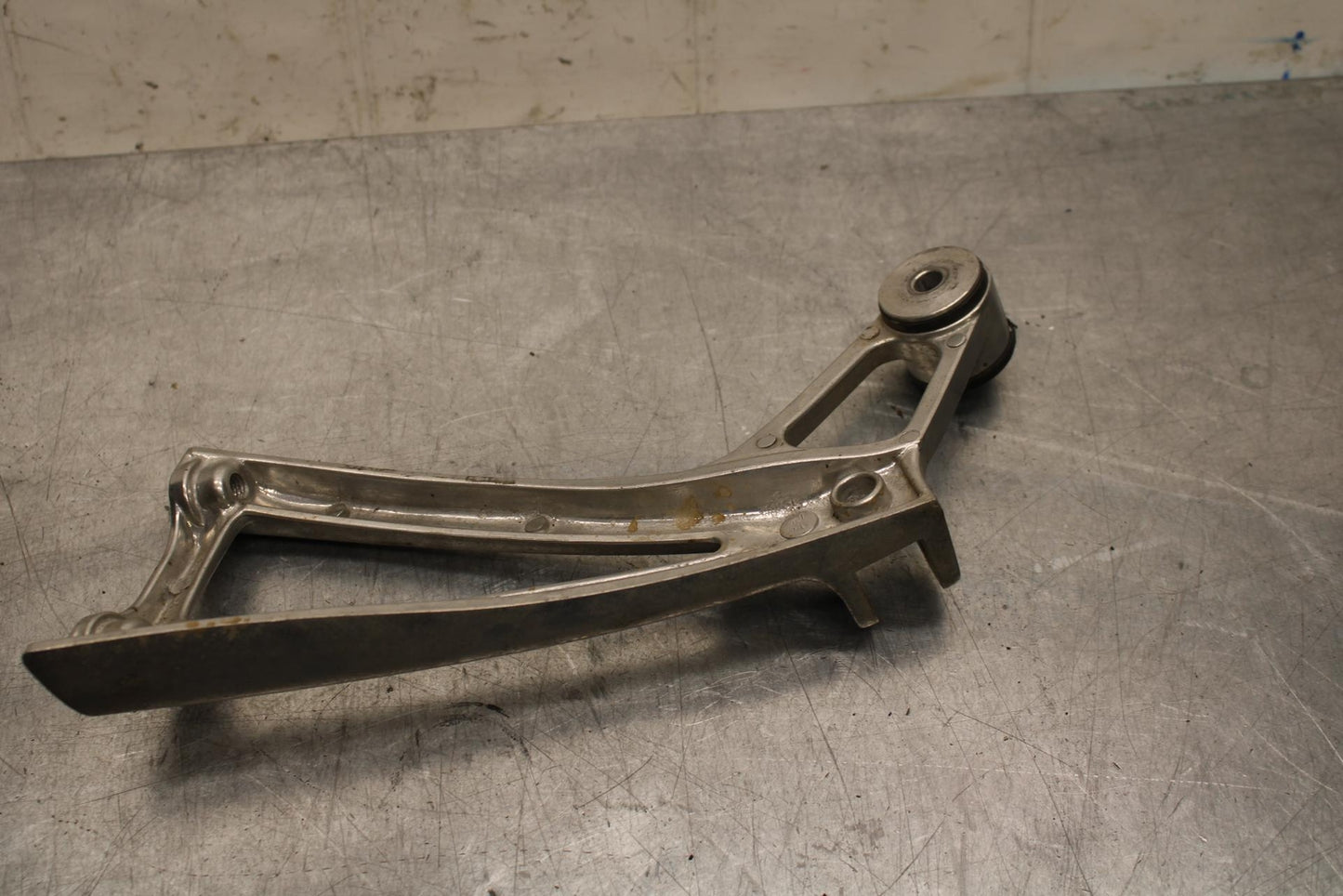 2007 Yamaha YZF R6S RIGHT REAR PASSENGER FOOTPEG MOUNT BB594