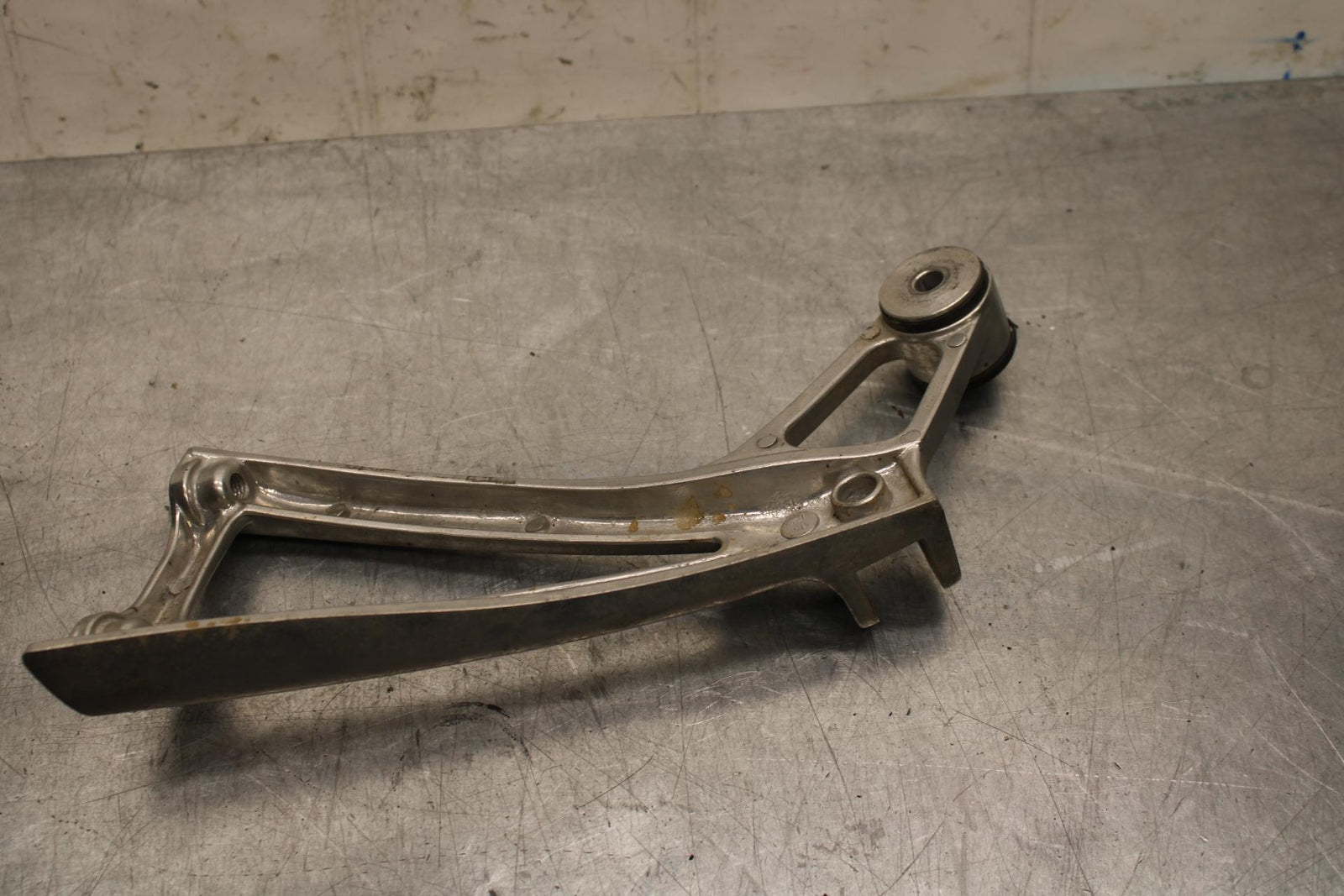 2007 Yamaha YZF R6S RIGHT REAR PASSENGER FOOTPEG MOUNT BB594