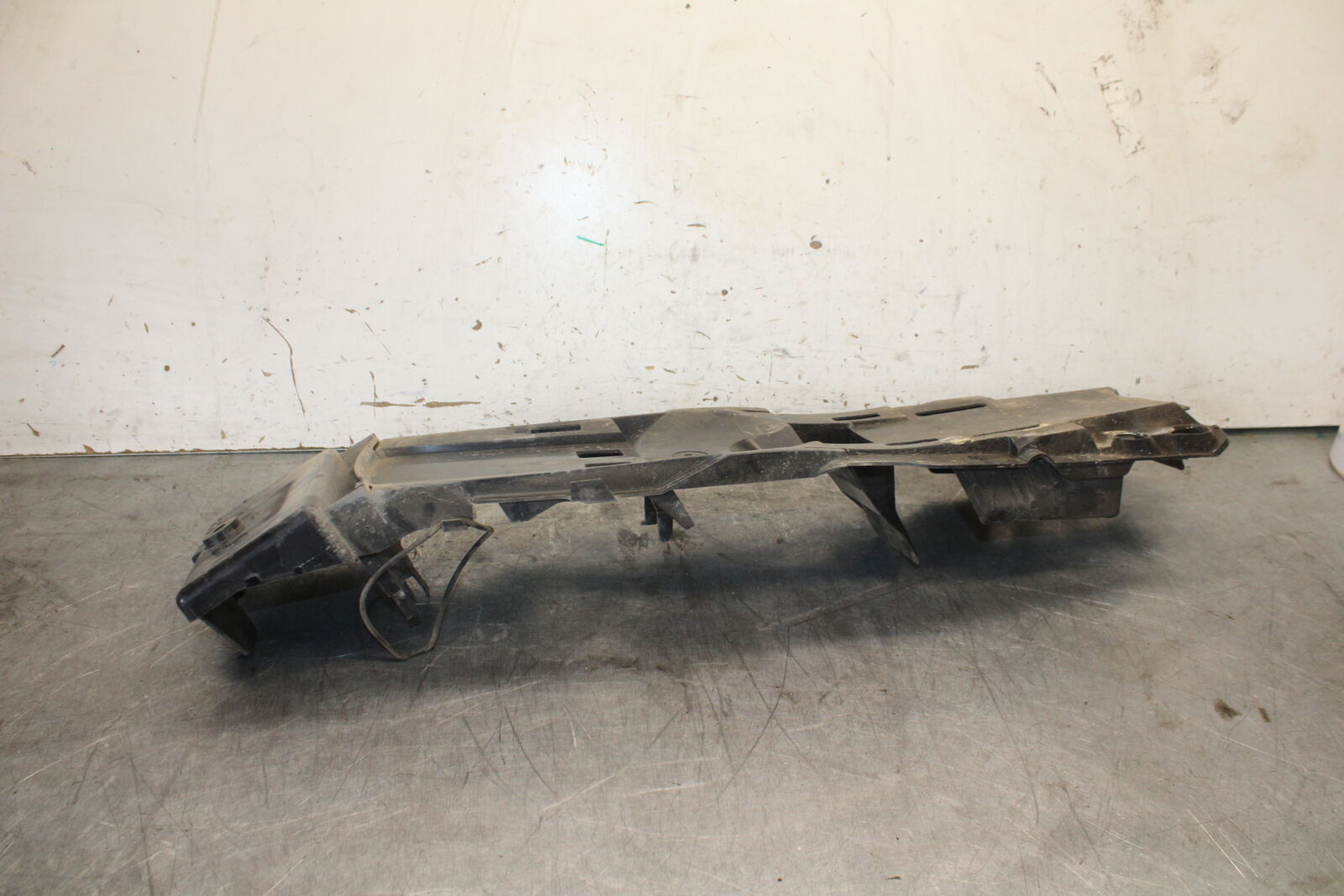 06-07 SUZUKI GSXR 600 REAR BACK TAIL UNDERTAIL BATTERY TRAY PLASTIC BB694