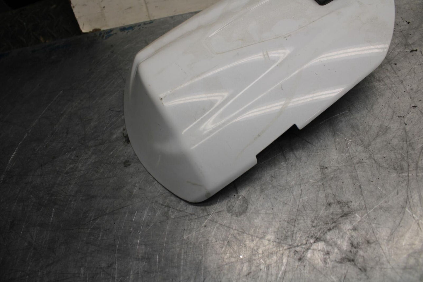 08-10 SUZUKI GSXR750 BACK SEAT SOLO COWL FAIRING COVER 45550-37H00-YPA bb476
