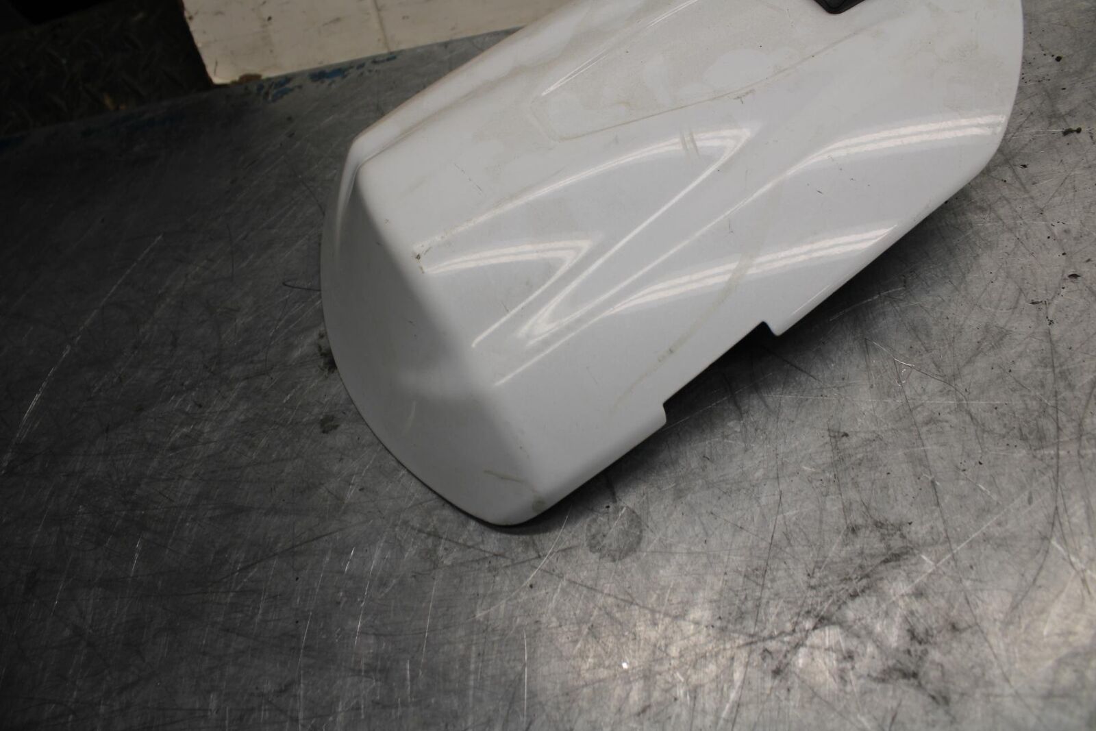 08-10 SUZUKI GSXR750 BACK SEAT SOLO COWL FAIRING COVER 45550-37H00-YPA bb476