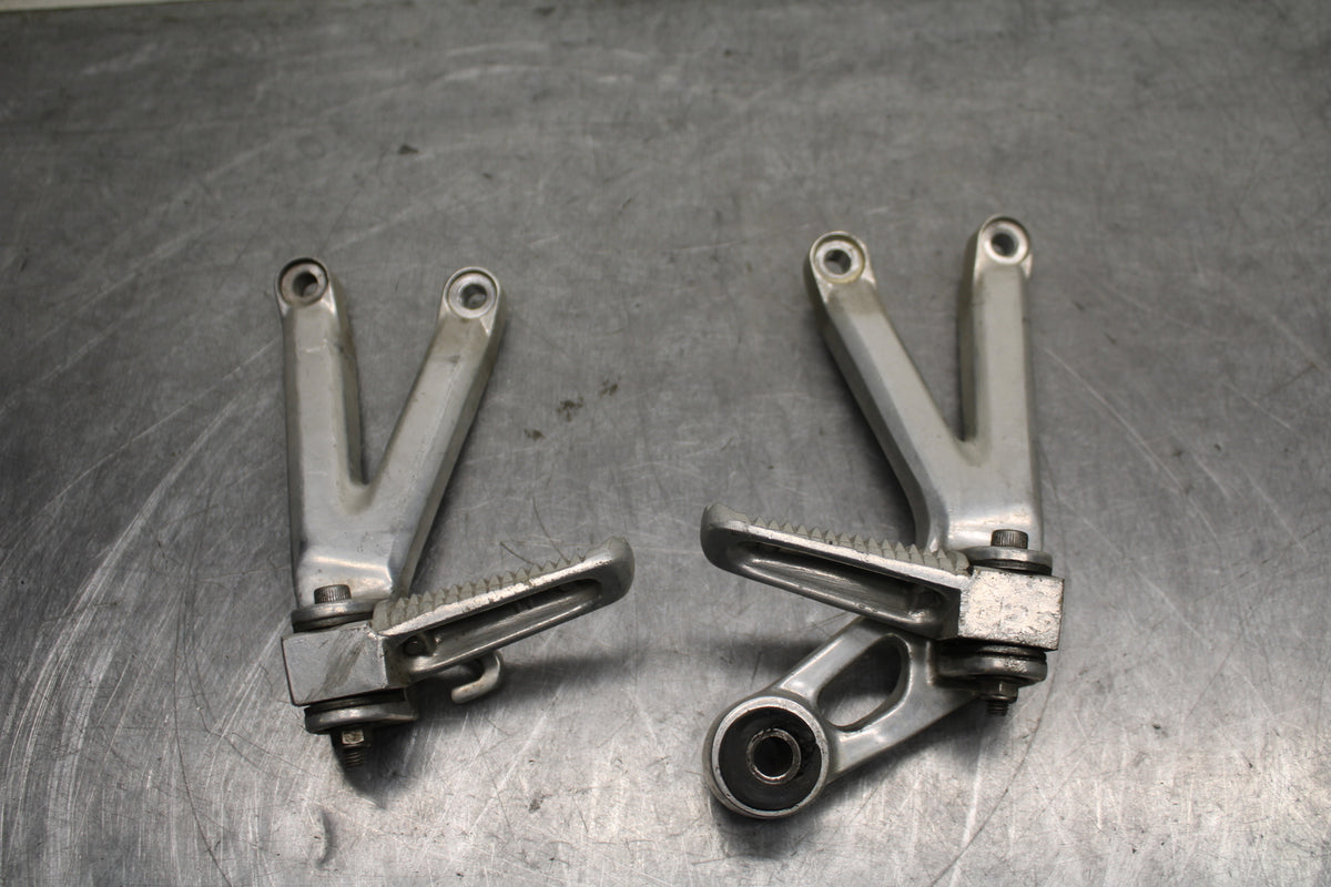 08-16 YAMAHA YZF R6 REAR BACK PASSENGER PEG SET PAIR BB131