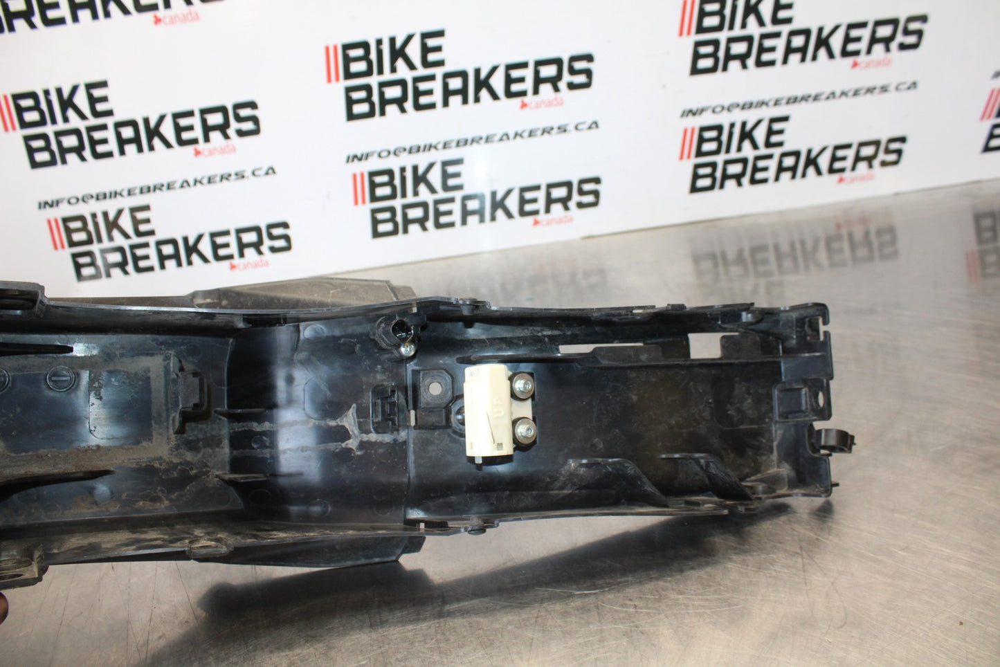 22-25 YAMAHA YZF R7 REAR BACK TAIL UNDERTAIL BATTERY TRAY PLASTIC BB176
