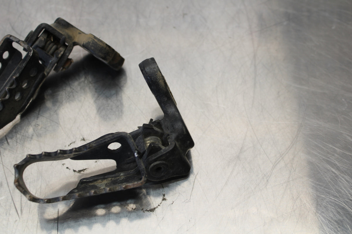 19 YAMAHA TTR230 LEFT RIGHT FOOT RESTS PEGS  BB146