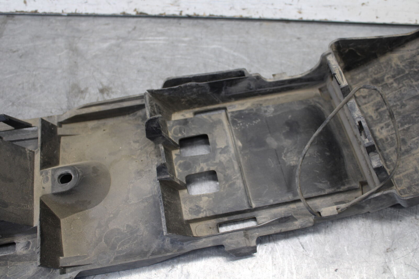 06-07 SUZUKI GSXR 600 REAR BACK TAIL UNDERTAIL BATTERY TRAY PLASTIC BB694