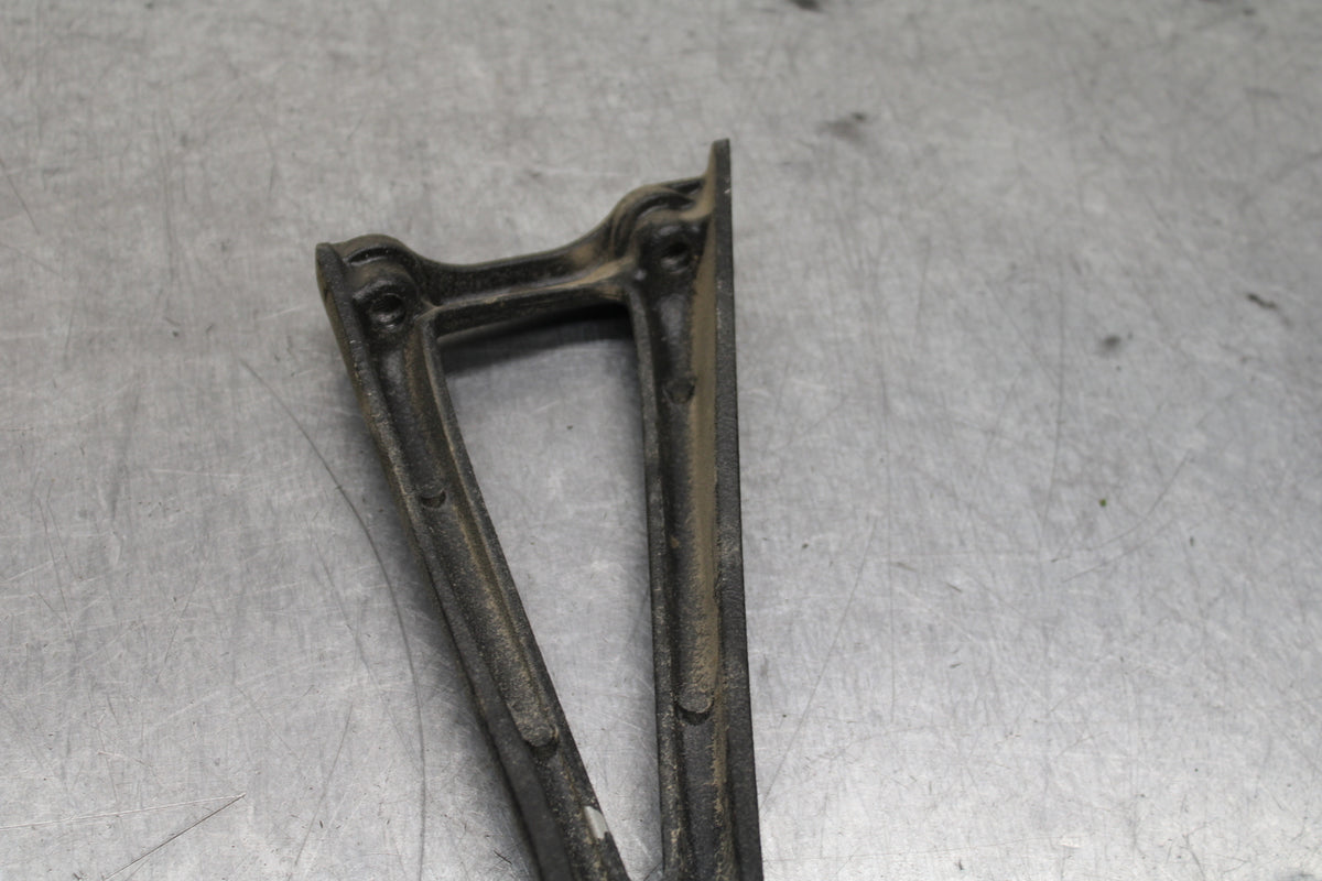 06-07 YAMAHA YZF R6 REAR BACK PASSENGER PEG SET PAIR BB742