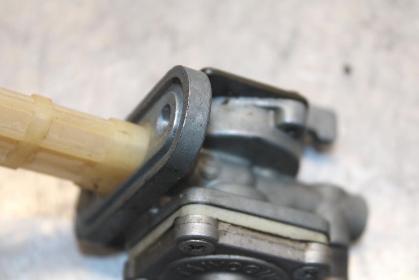 1985 Kawasaki Ninja 900R ZX900A FUEL GAS TANK PETCOCK SHUT ON OFF VALVE BB84