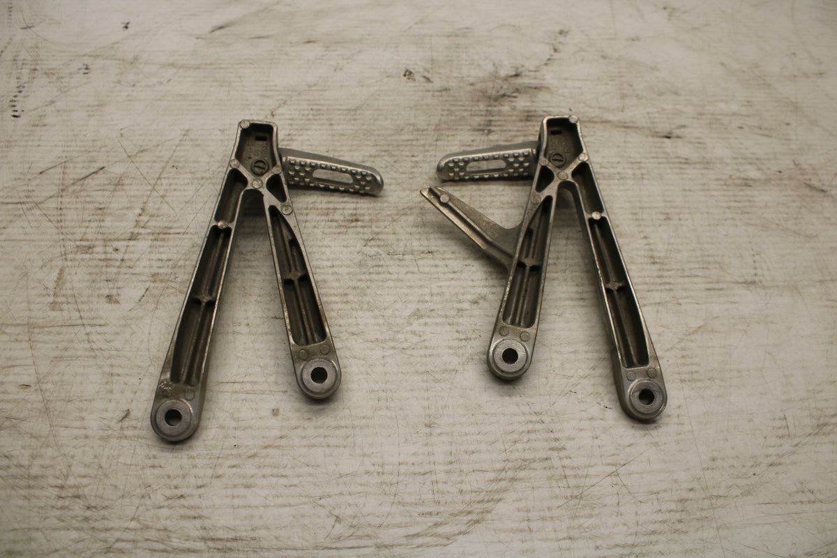 05-06 HONDA CBR600RR REAR BACK PASSENGER PEG SET PAIR BB307