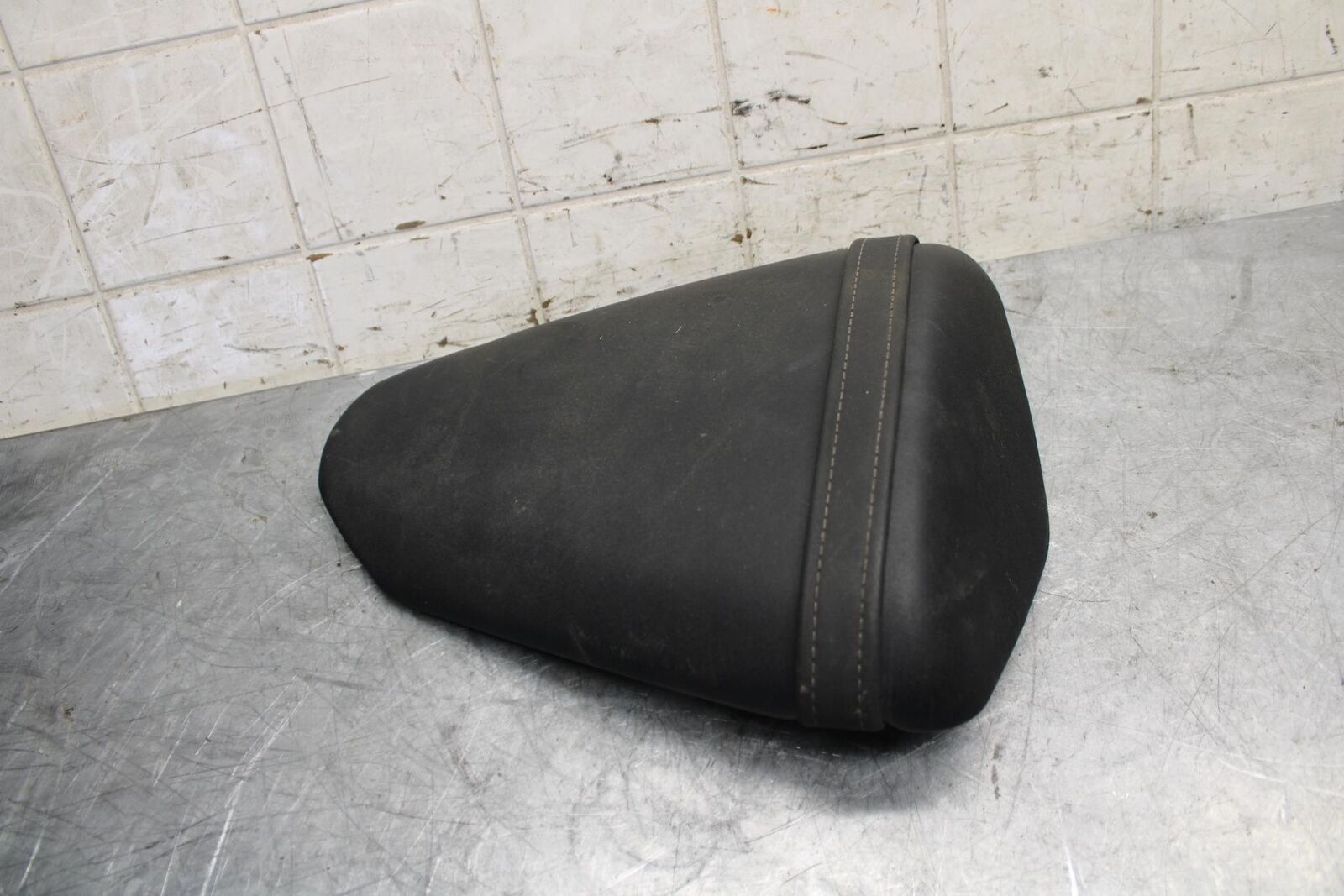 2008 Kawasaki Ninja ZX10R  REAR BACK PASSENGER TANDEM SEAT PAD SADDLE BB524