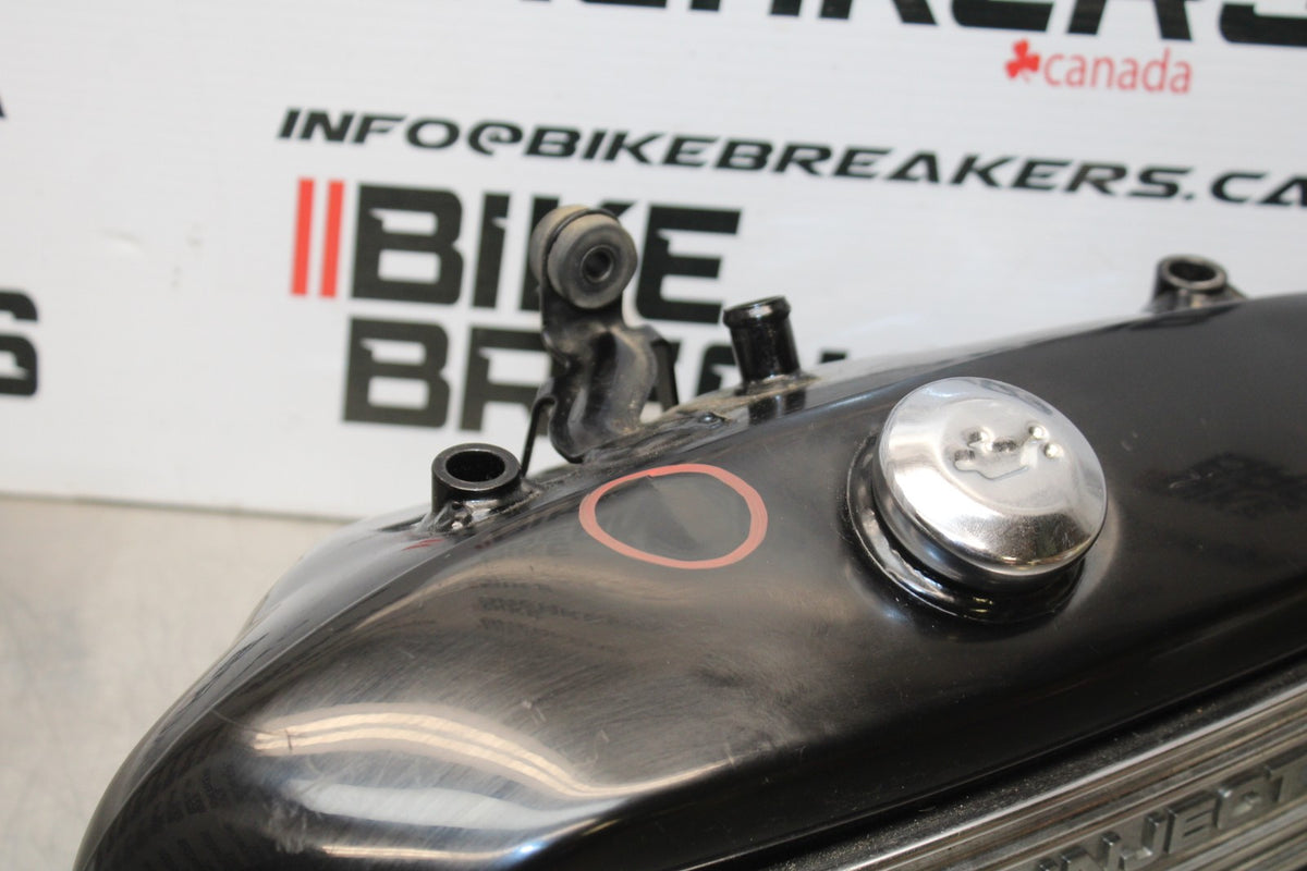 05 TRIUMPH ROCKET III ENGINE OIL TANK PAN BOX BB186