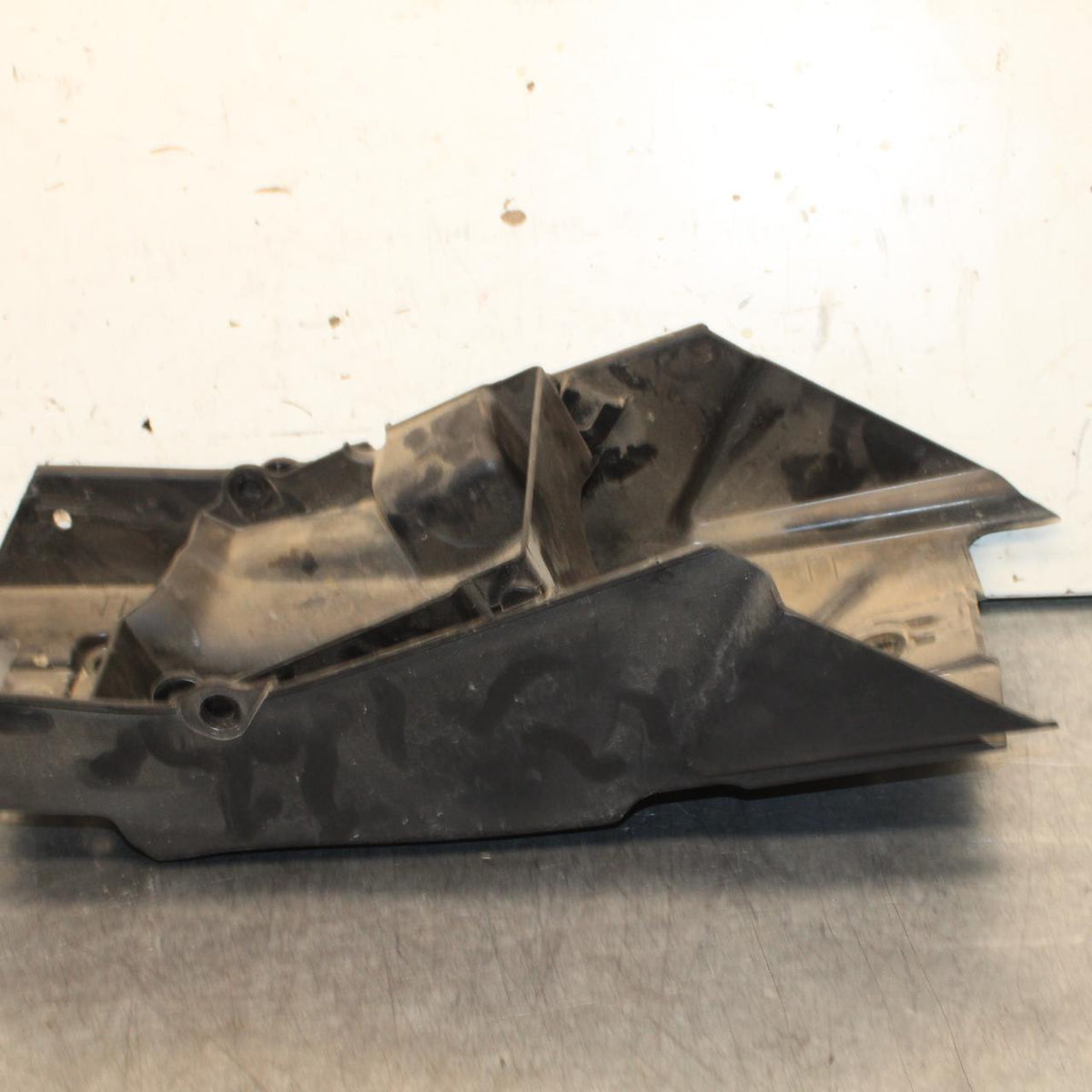 18 KTM RC 390 REAR BACK TAIL UNDERTAIL BATTERY TRAY PLASTIC BB648